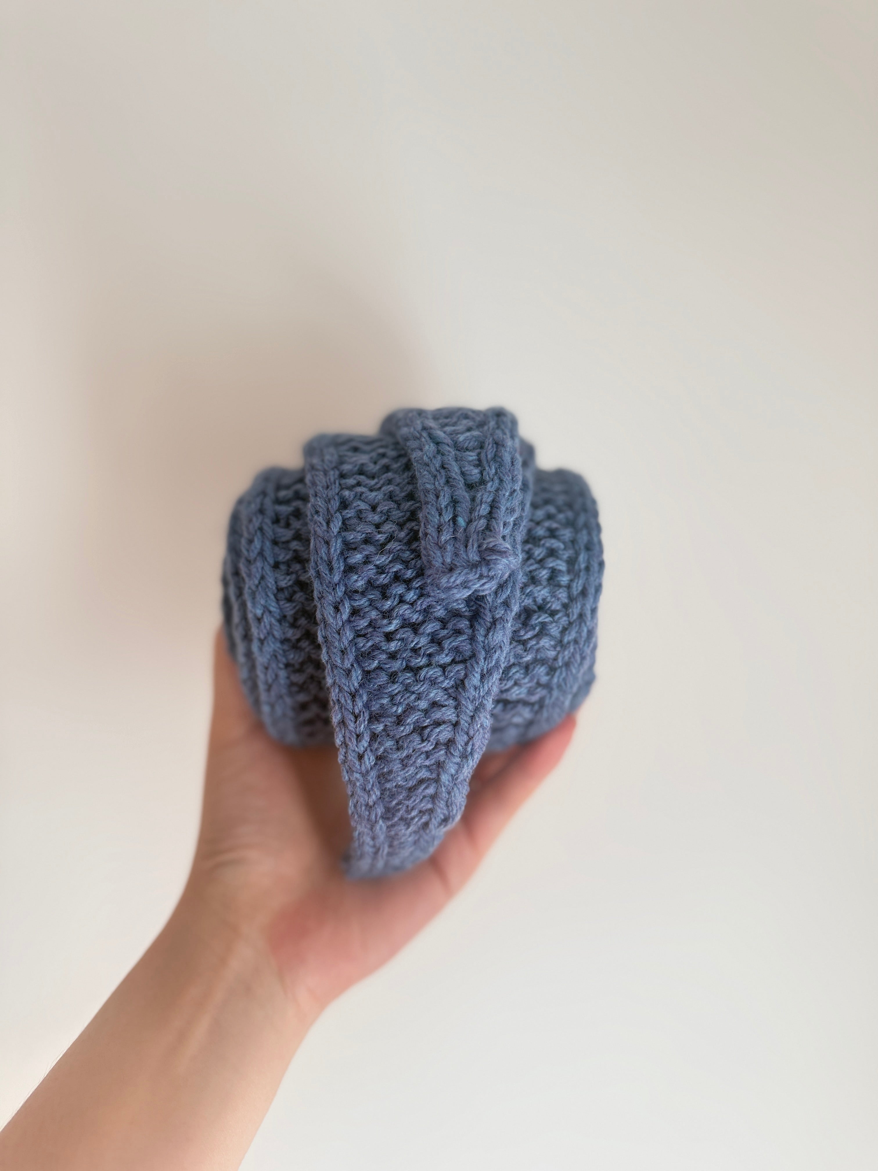 Knitted woolen Sophie scarf in dark blue