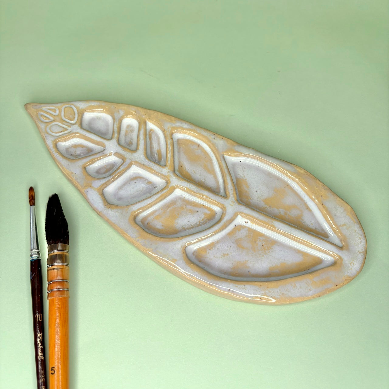 Ceramic handmade paint palette – leaf design