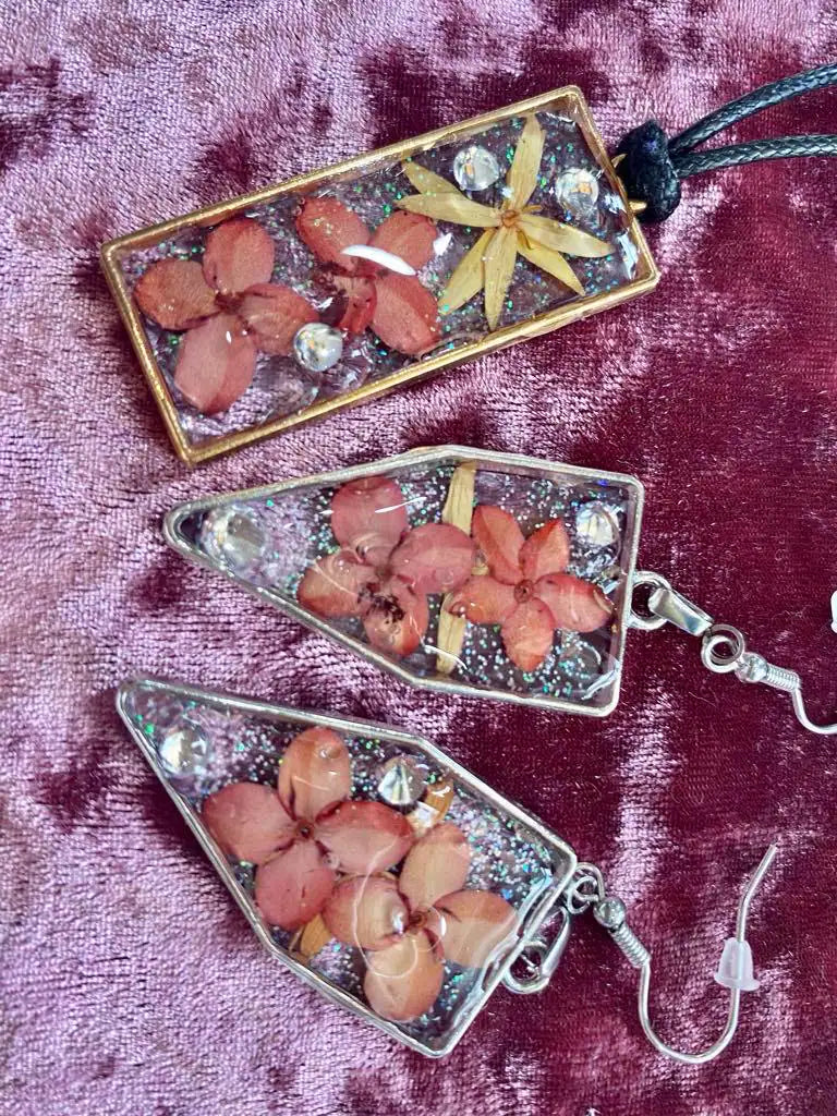 Real flower resin necklace