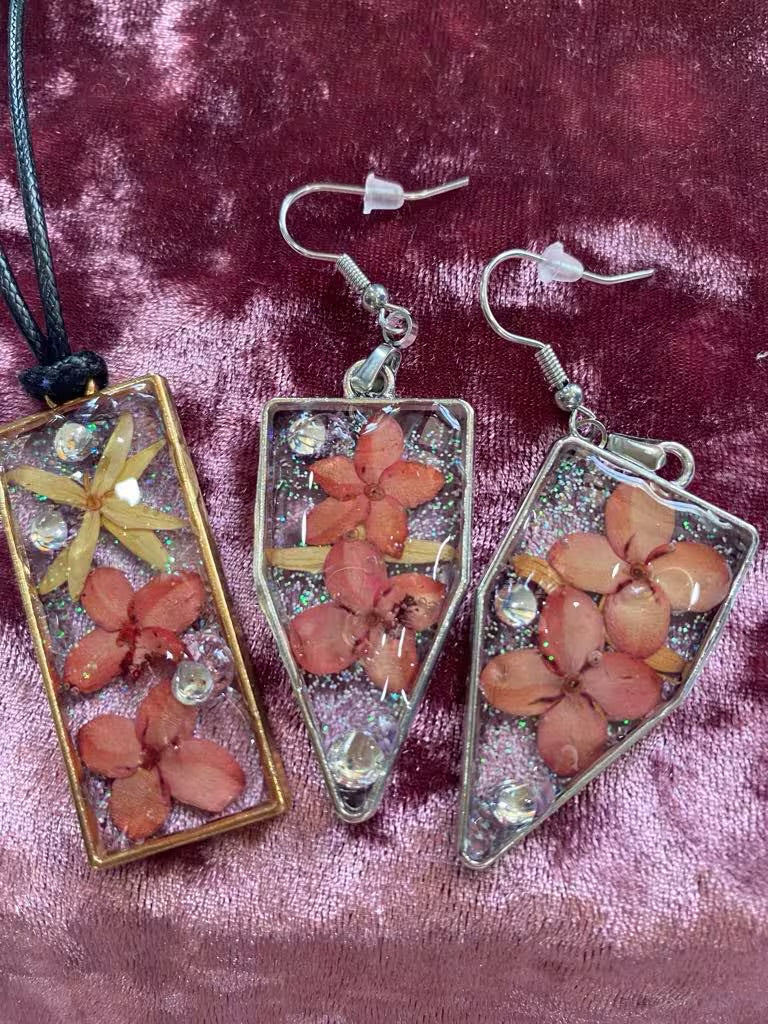 Real flower resin necklace