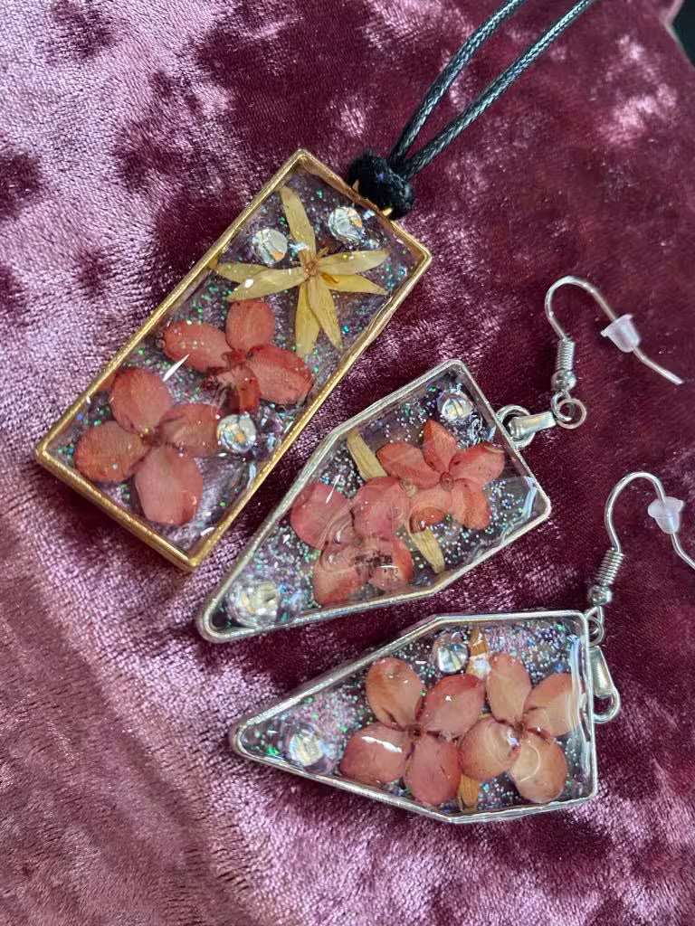 Real flower resin necklace
