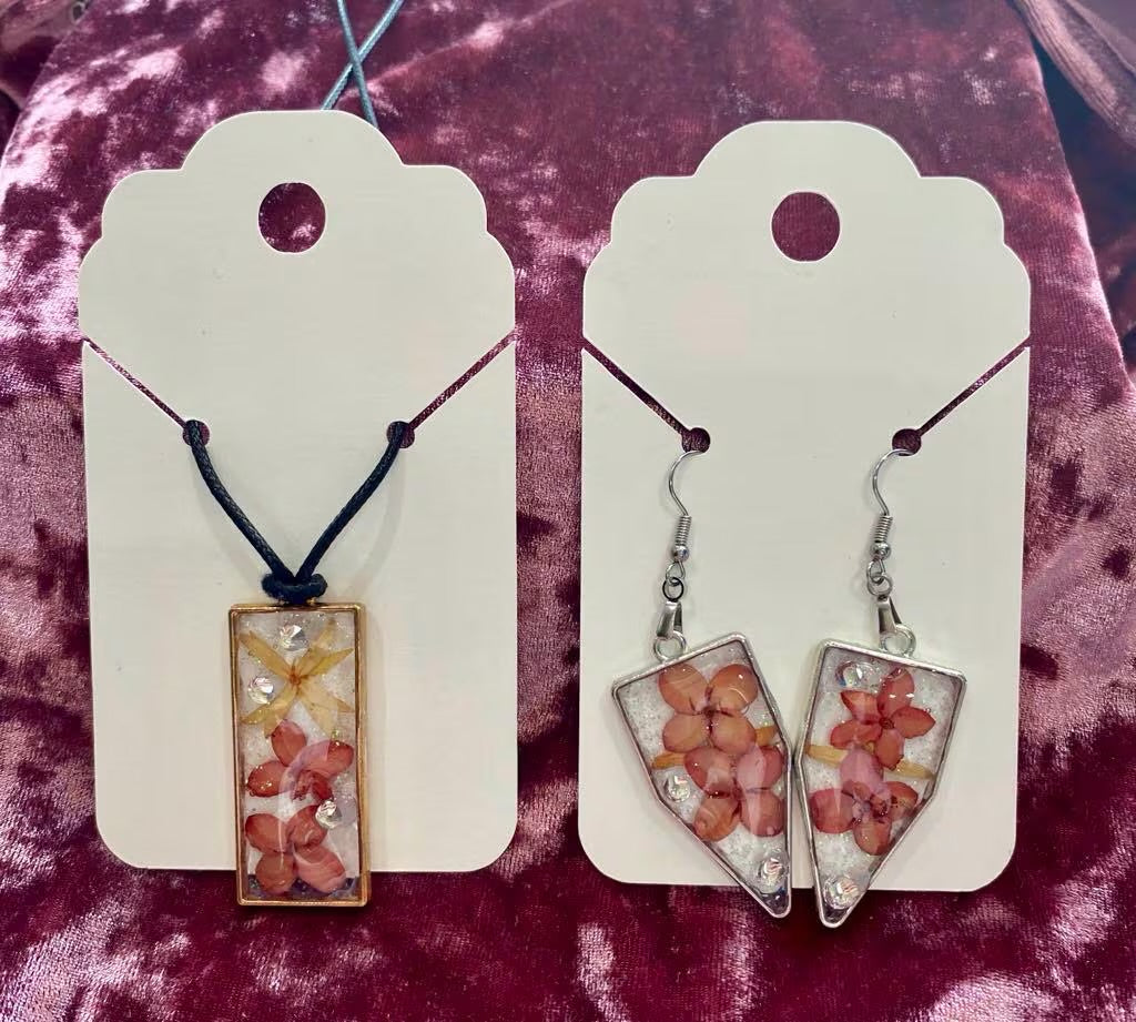 Real flower resin necklace