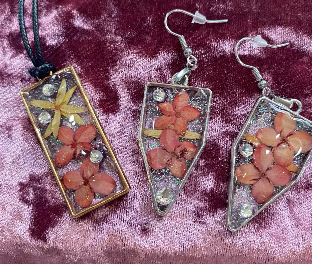 Real flower resin necklace