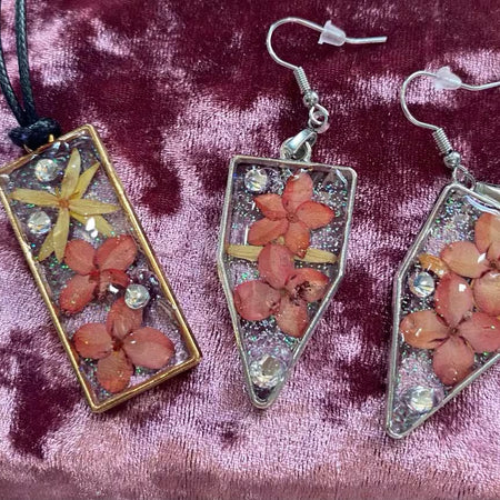 Real flower resin necklace