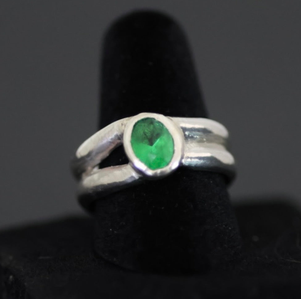 Stunning Emerald double shank 925 Stirling silver ring
