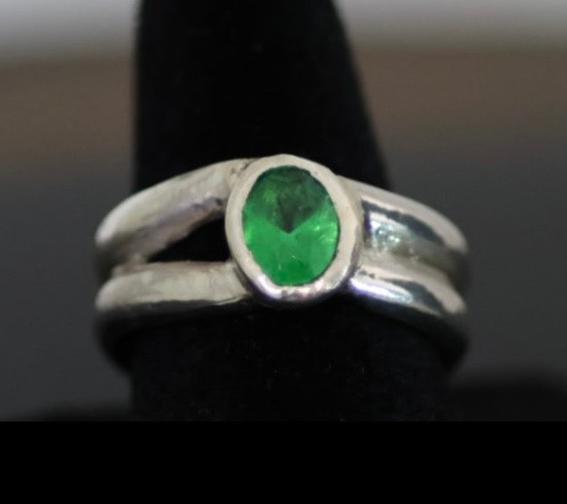 Stunning Emerald double shank 925 Stirling silver ring