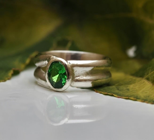 Stunning Emerald double shank 925 Stirling silver ring