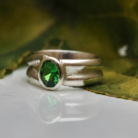 Stunning Emerald double shank 925 Stirling silver ring