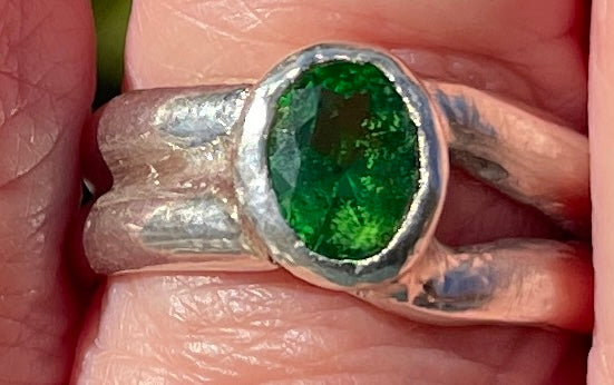 Stunning Emerald double shank 925 Stirling silver ring