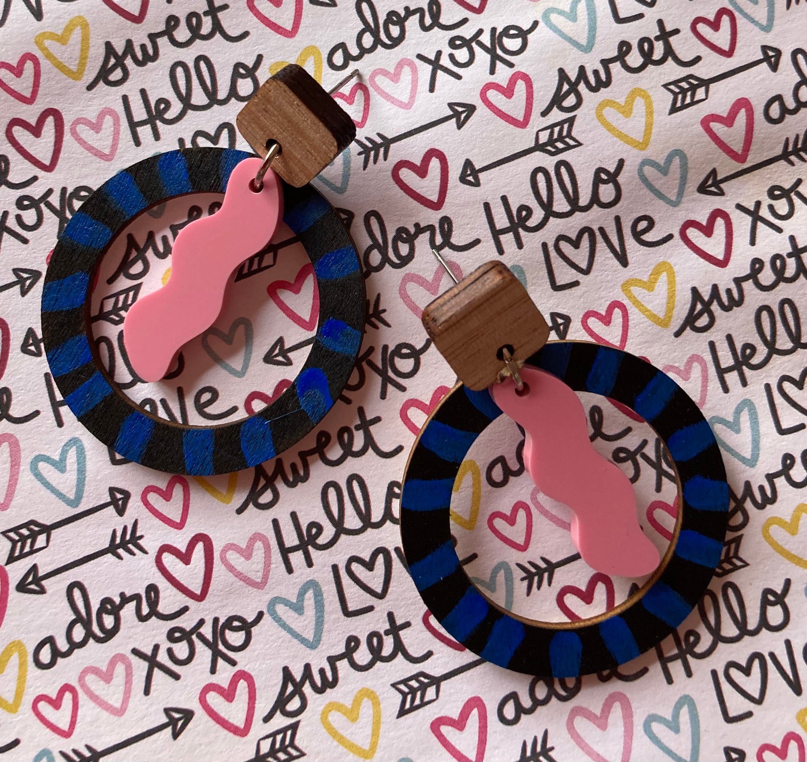 Pink squiggle / Handpainted hoop earrings