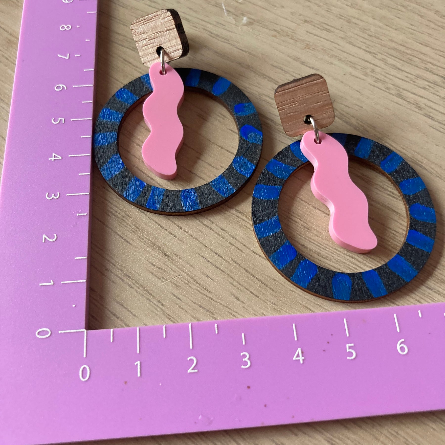 Pink squiggle / Handpainted hoop earrings