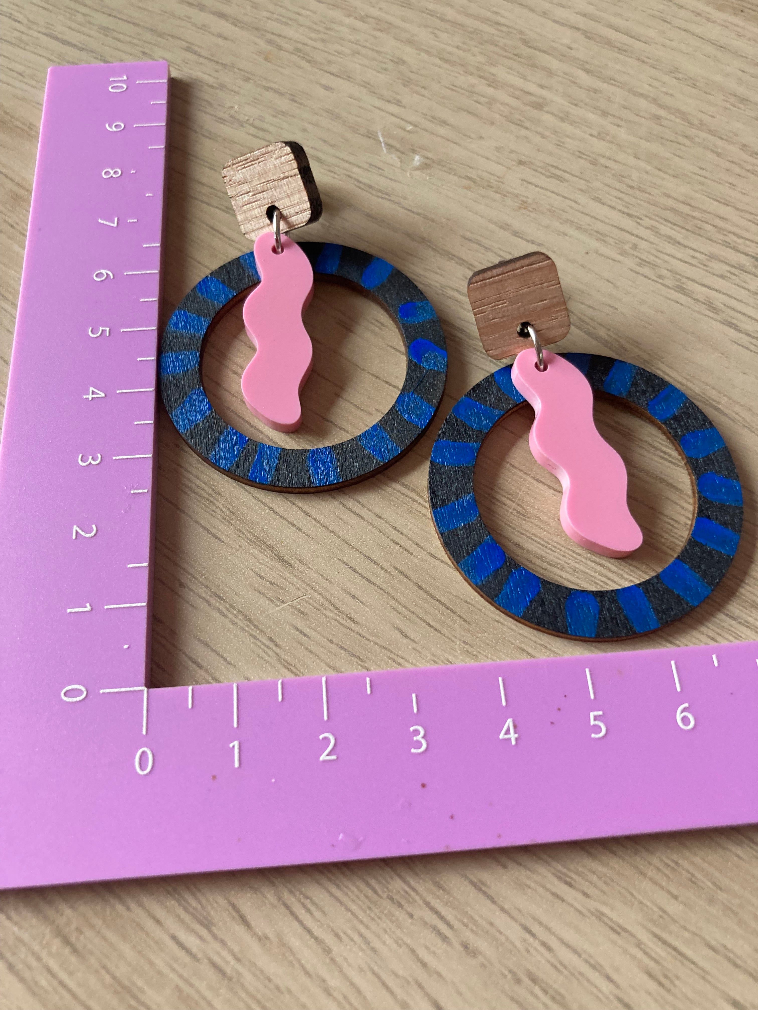 Pink squiggle / Handpainted hoop earrings