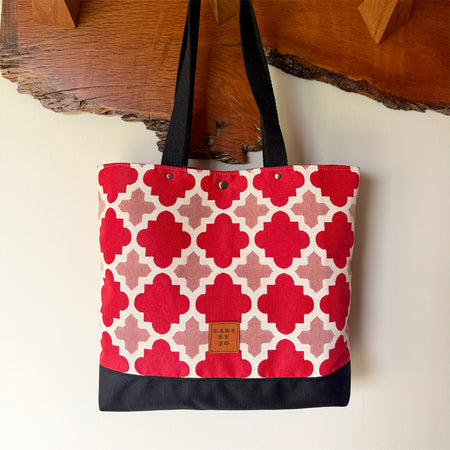 Medium tote bag with pockets