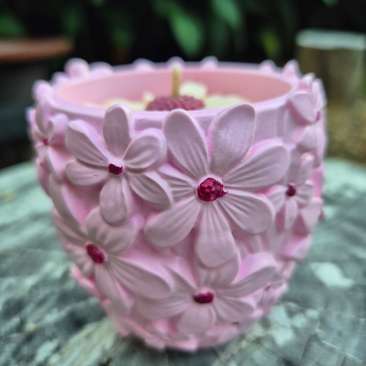 Concrete soy wax 3D daisy tub candle scented with gardenia