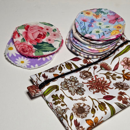 Make-up remover wipes and wet bag set