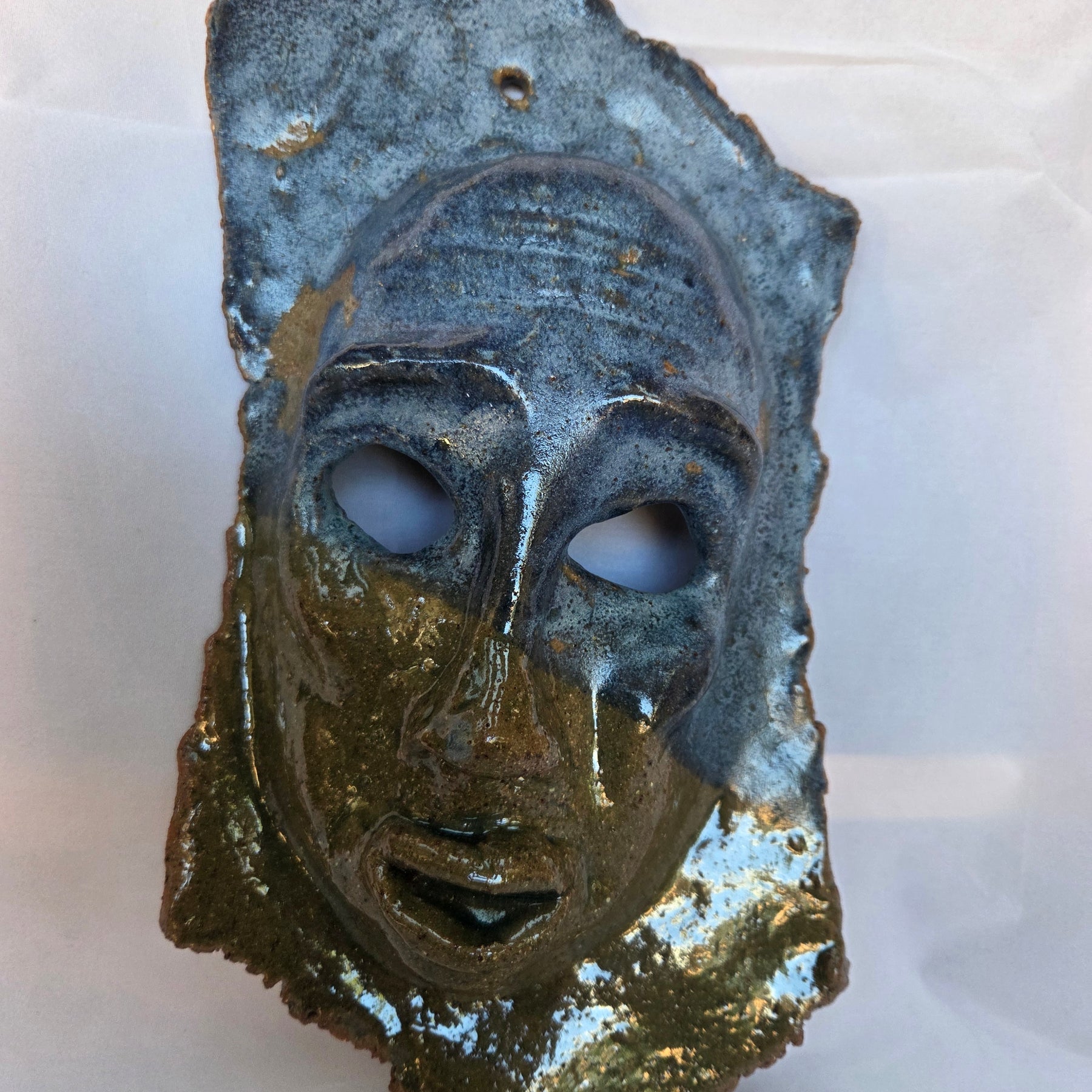MASK - WALL HANGING. Ceramic stoneware. Gloss finish gloss. 31.5cm x17cm