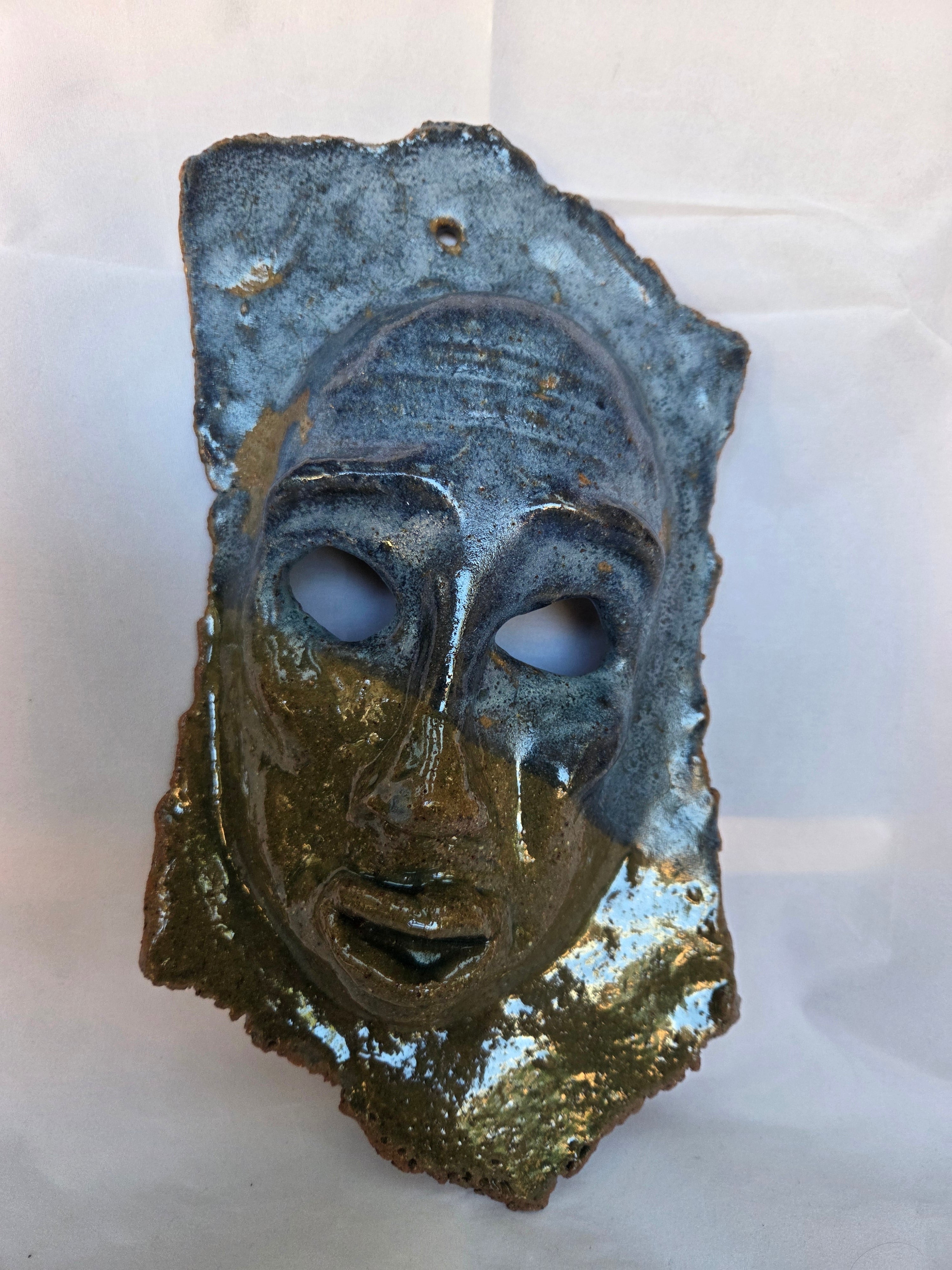 MASK - WALL HANGING. Ceramic stoneware. Gloss finish gloss. 31.5cm x17cm