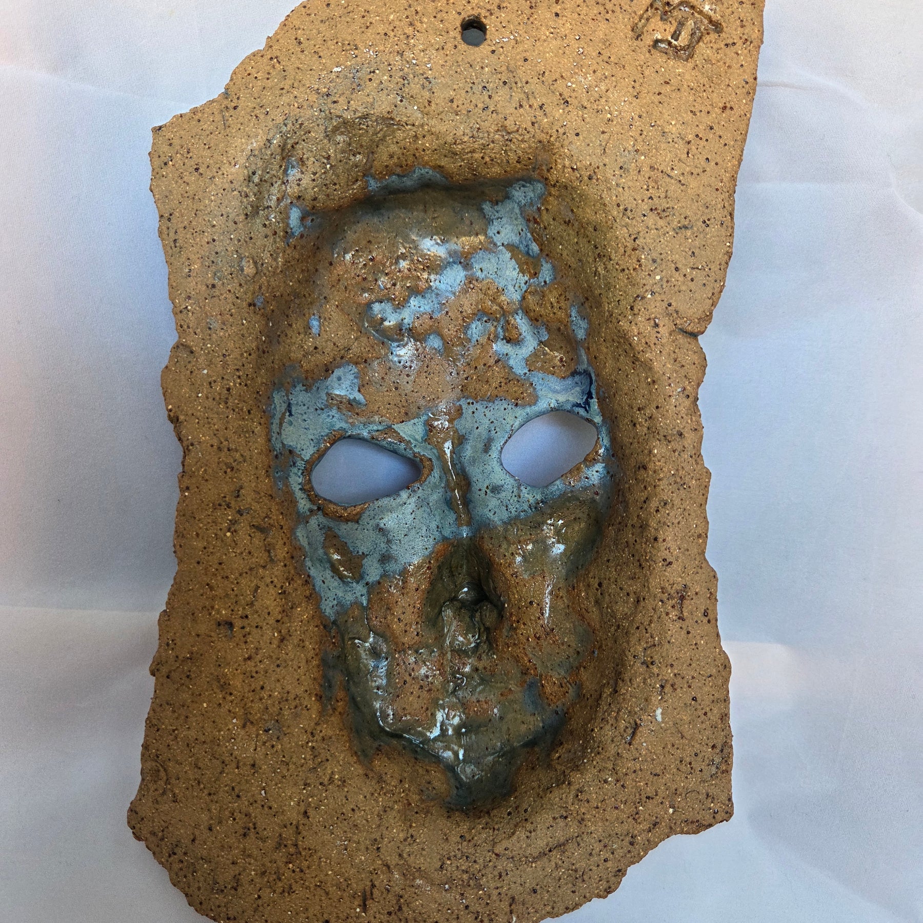 MASK - WALL HANGING. Ceramic stoneware. Gloss finish gloss. 31.5cm x17cm