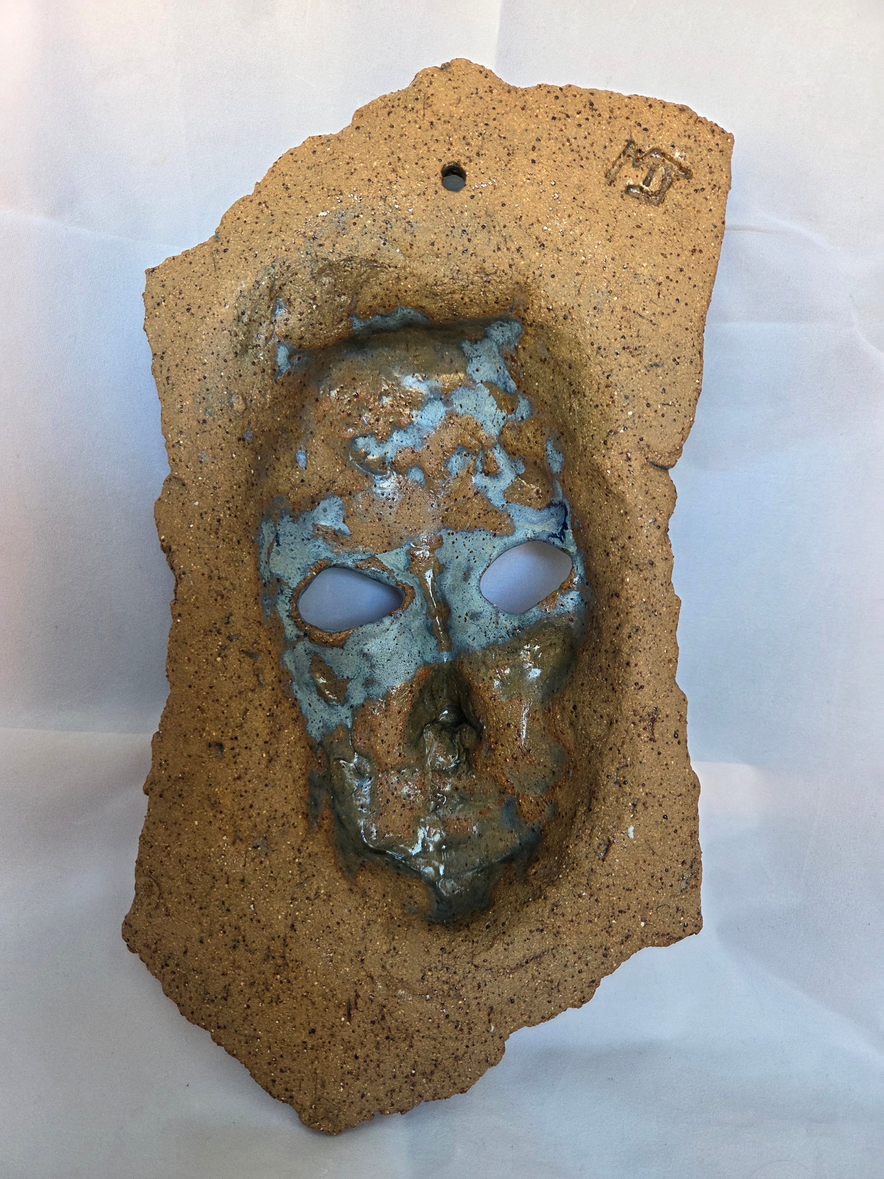 MASK - WALL HANGING. Ceramic stoneware. Gloss finish gloss. 31.5cm x17cm
