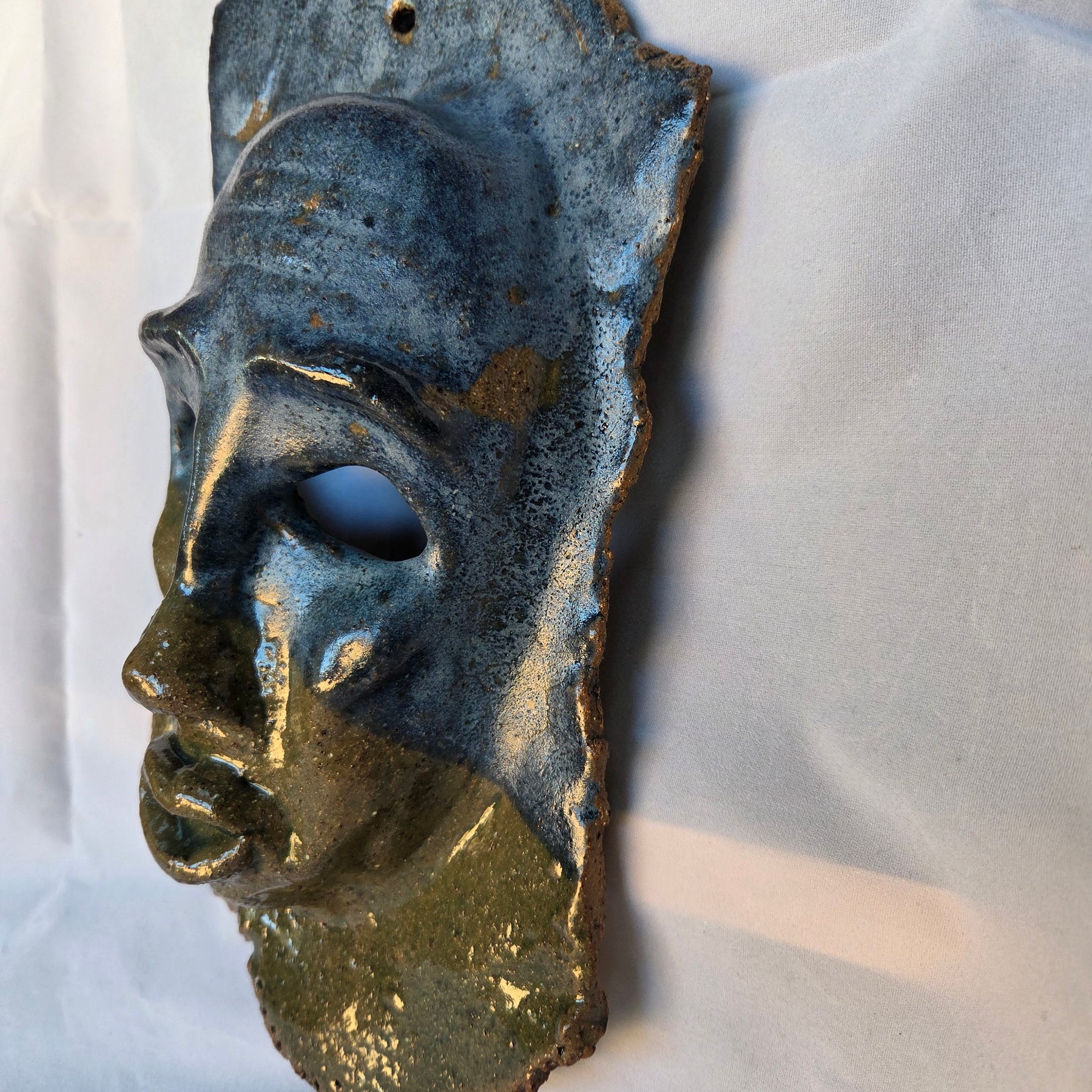 MASK - WALL HANGING. Ceramic stoneware. Gloss finish gloss. 31.5cm x17cm