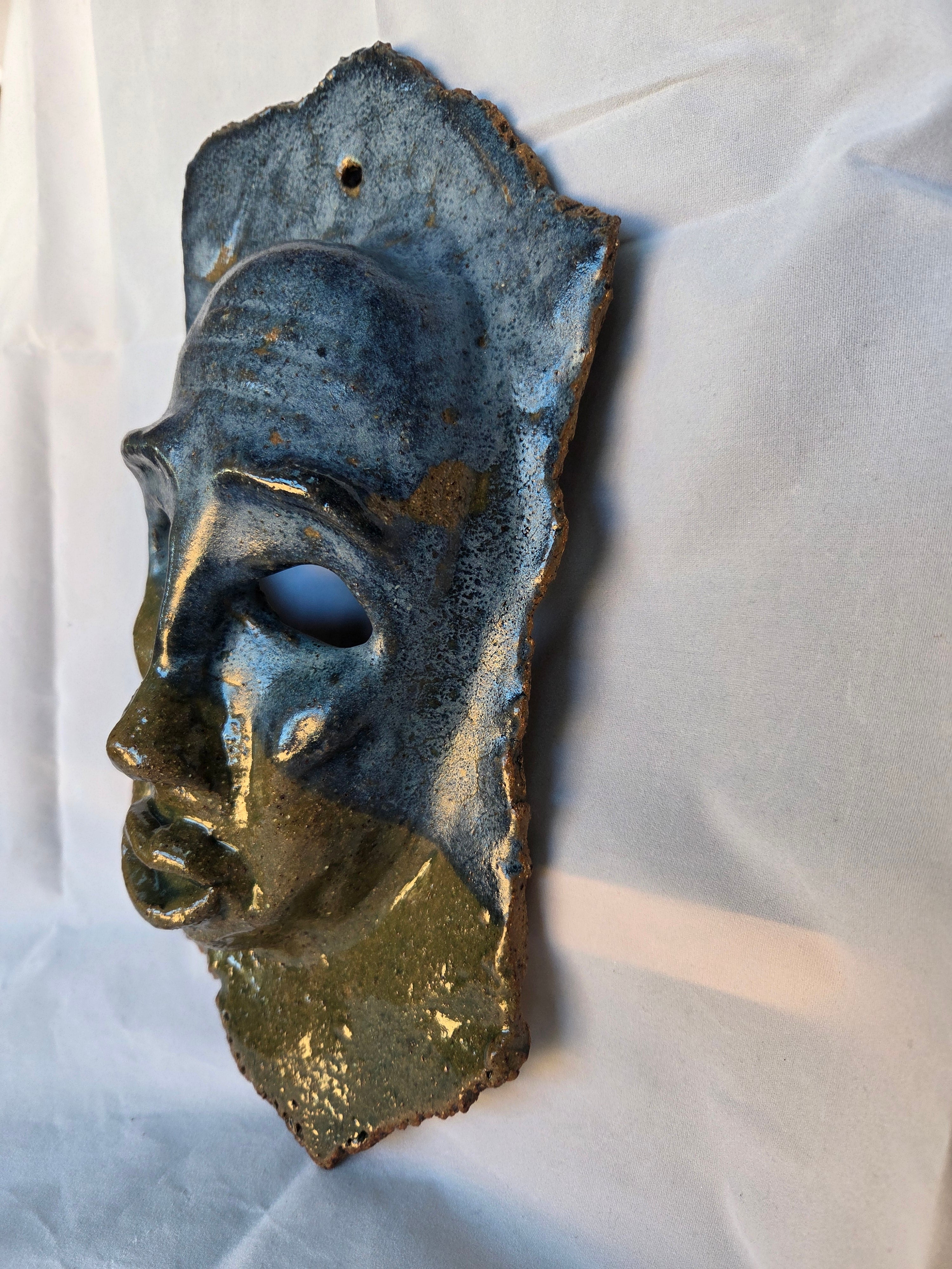 MASK - WALL HANGING. Ceramic stoneware. Gloss finish gloss. 31.5cm x17cm