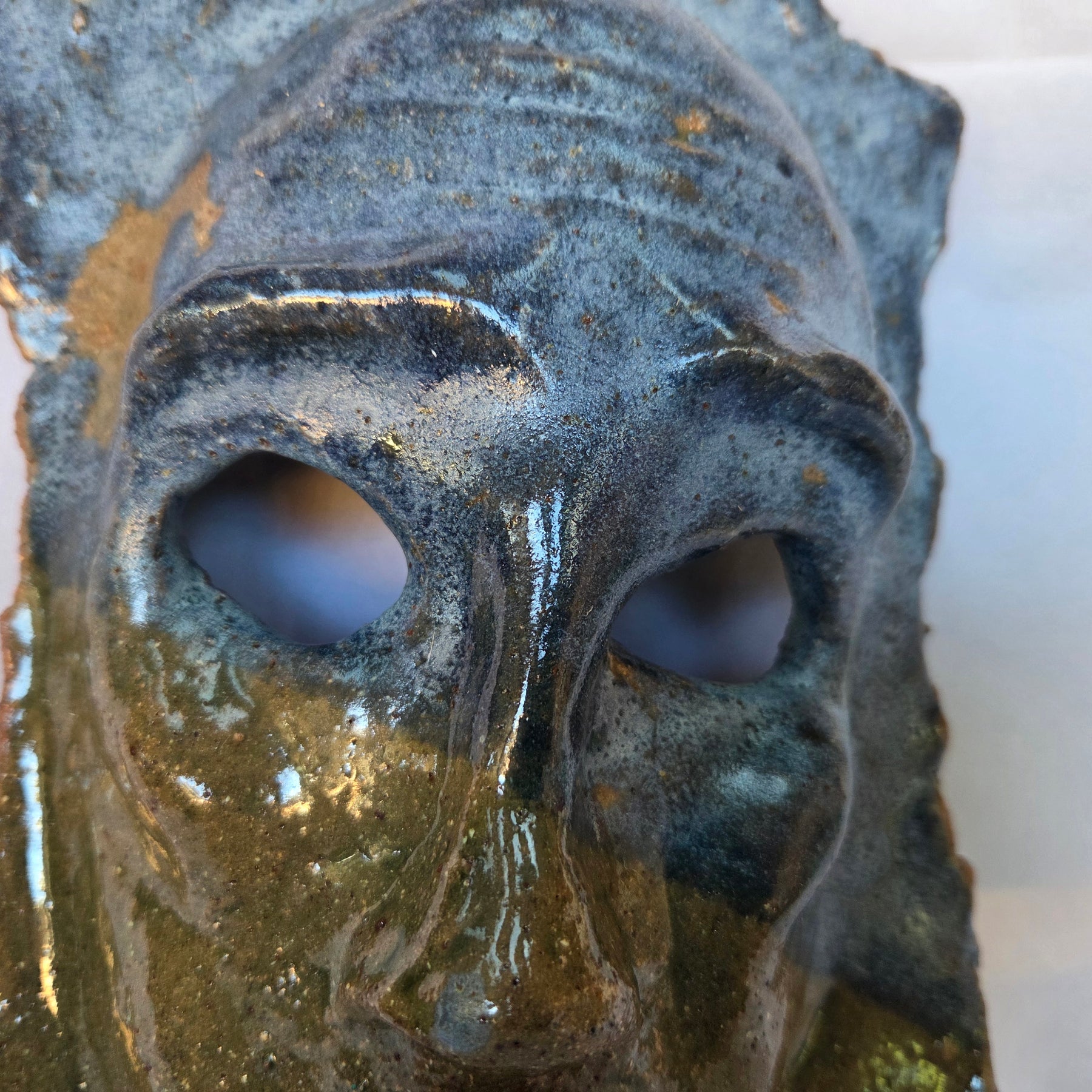 MASK - WALL HANGING. Ceramic stoneware. Gloss finish gloss. 31.5cm x17cm