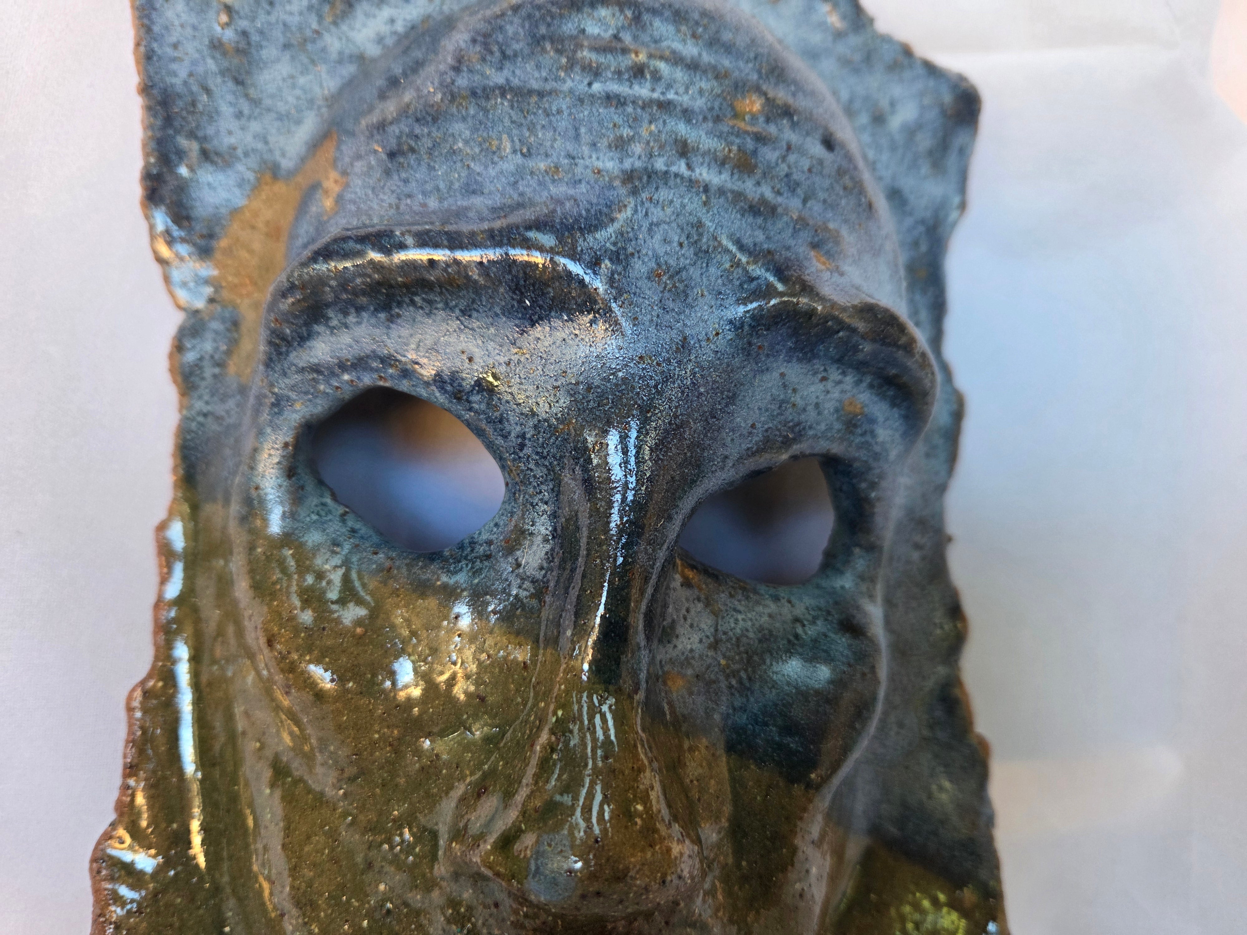 MASK - WALL HANGING. Ceramic stoneware. Gloss finish gloss. 31.5cm x17cm