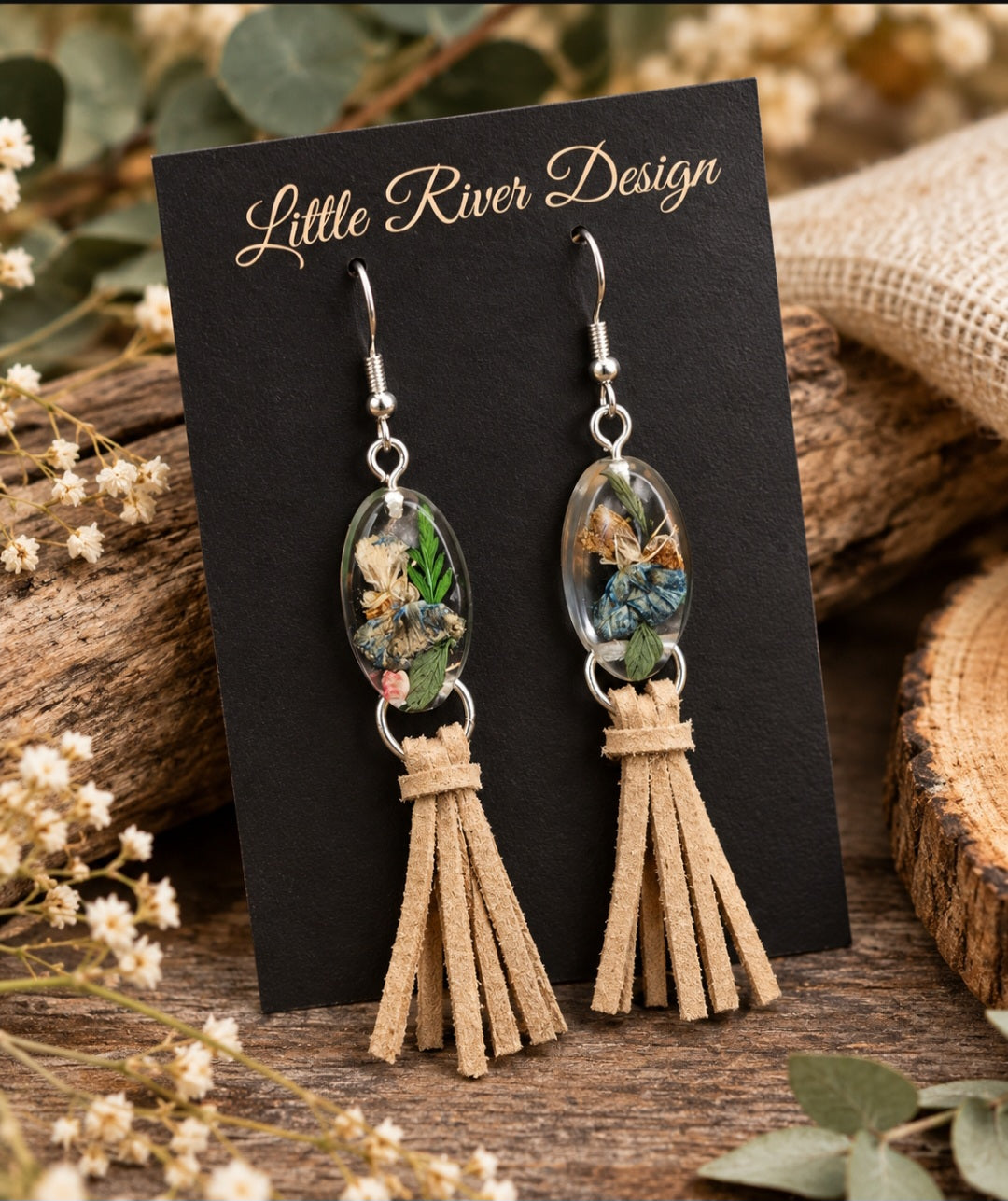 Handmade Earrings with a little Bouquet of Flowers in Resin and Leather Tassel.🌿