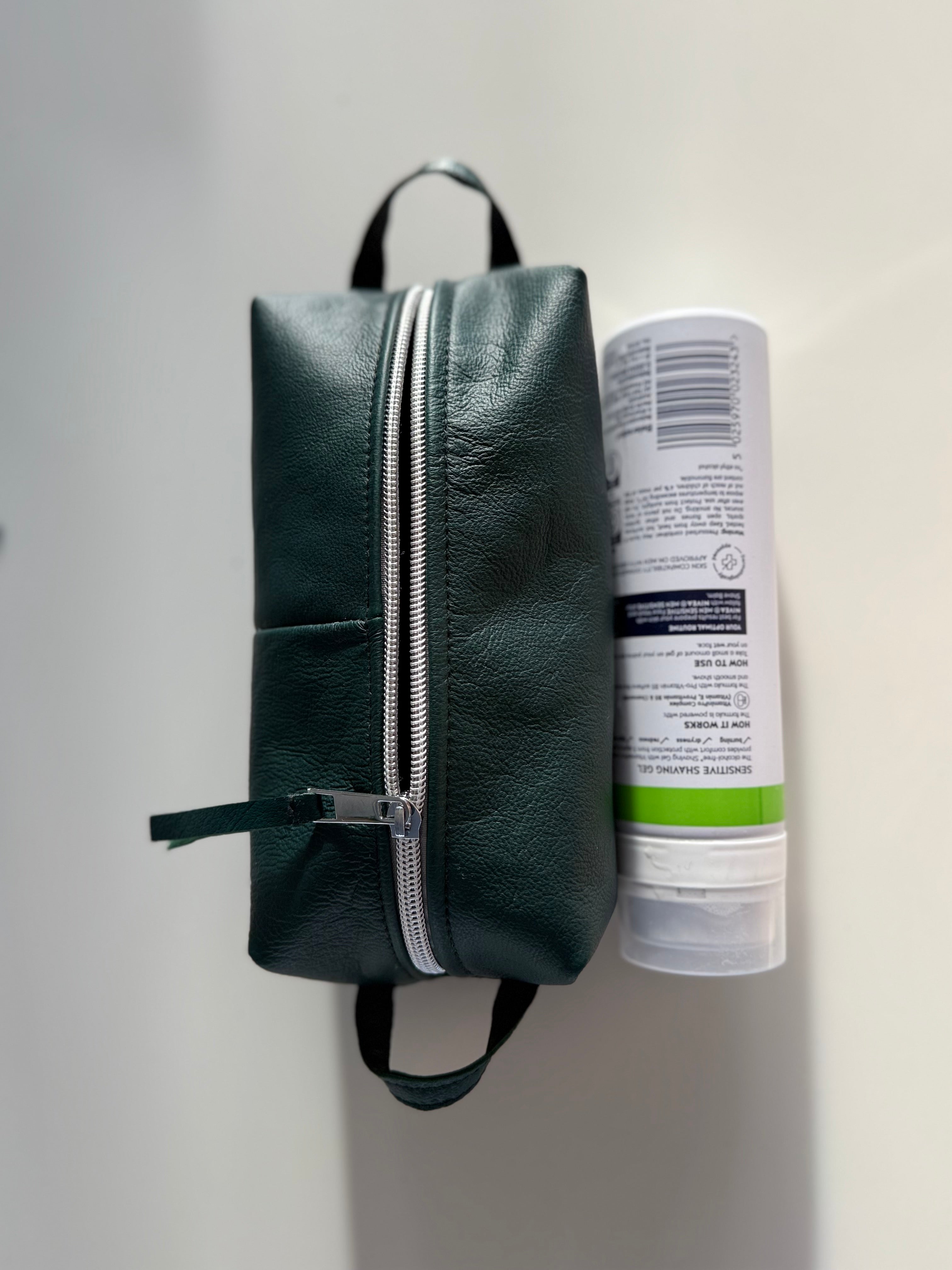 Men’s toiletries / cables bag