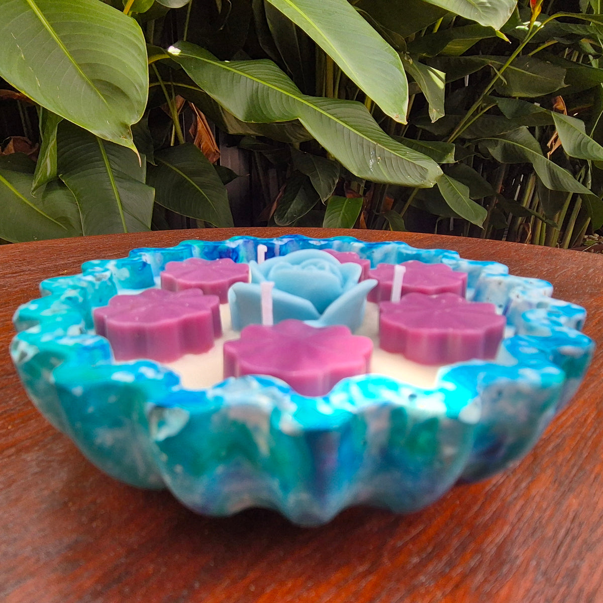Sandalwood concrete bowl candle with soy wax and rose fragrance