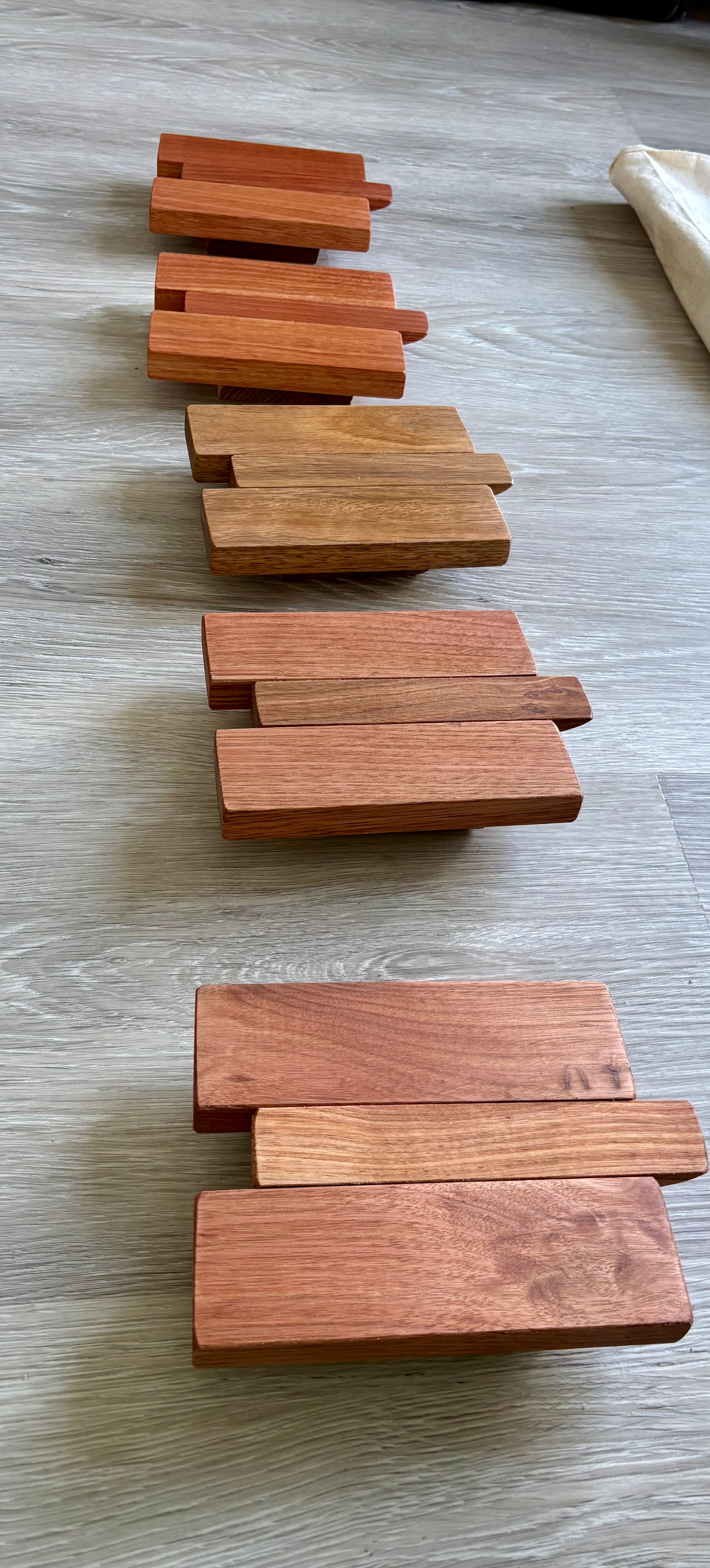 Single piano style coatrack