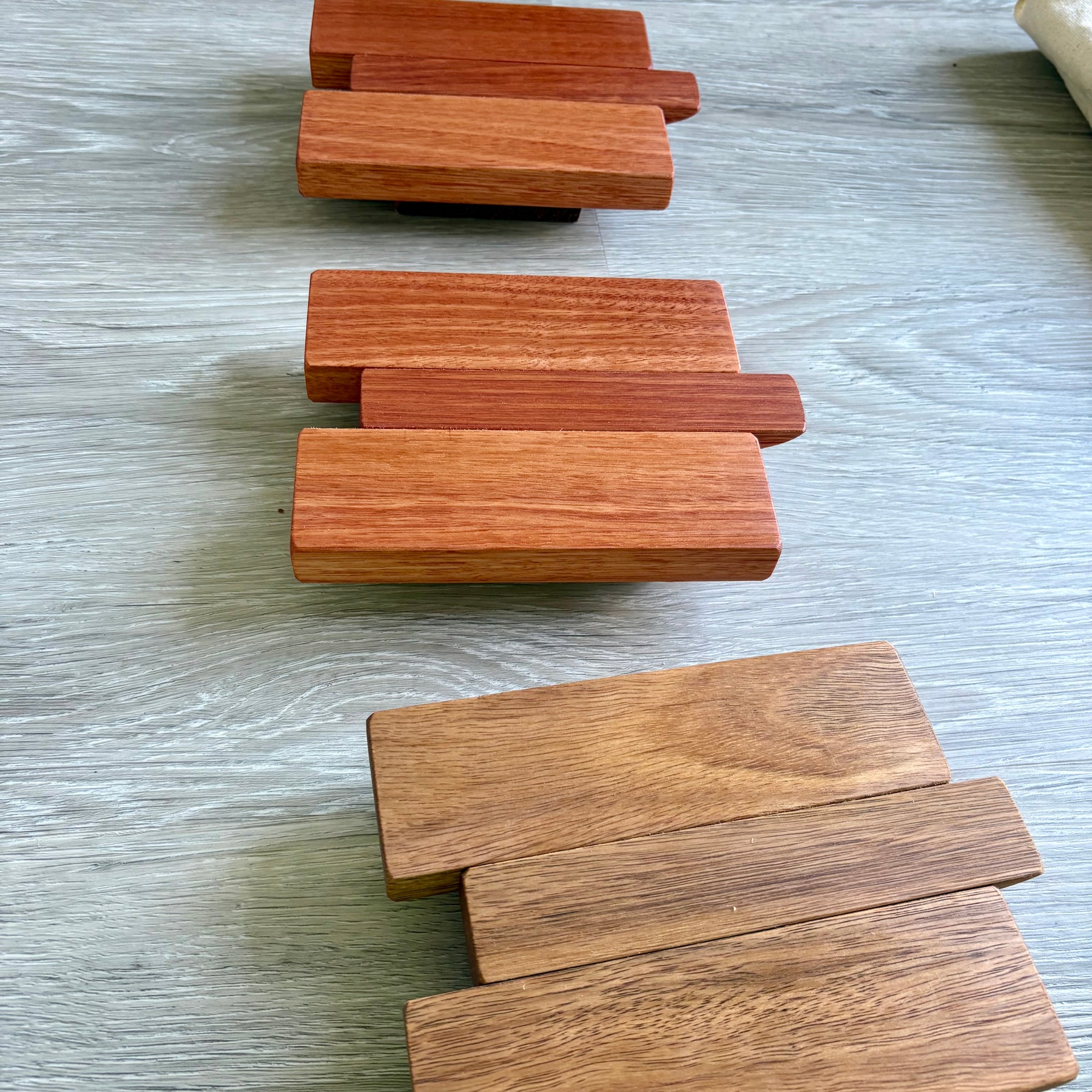 Single piano style coatrack
