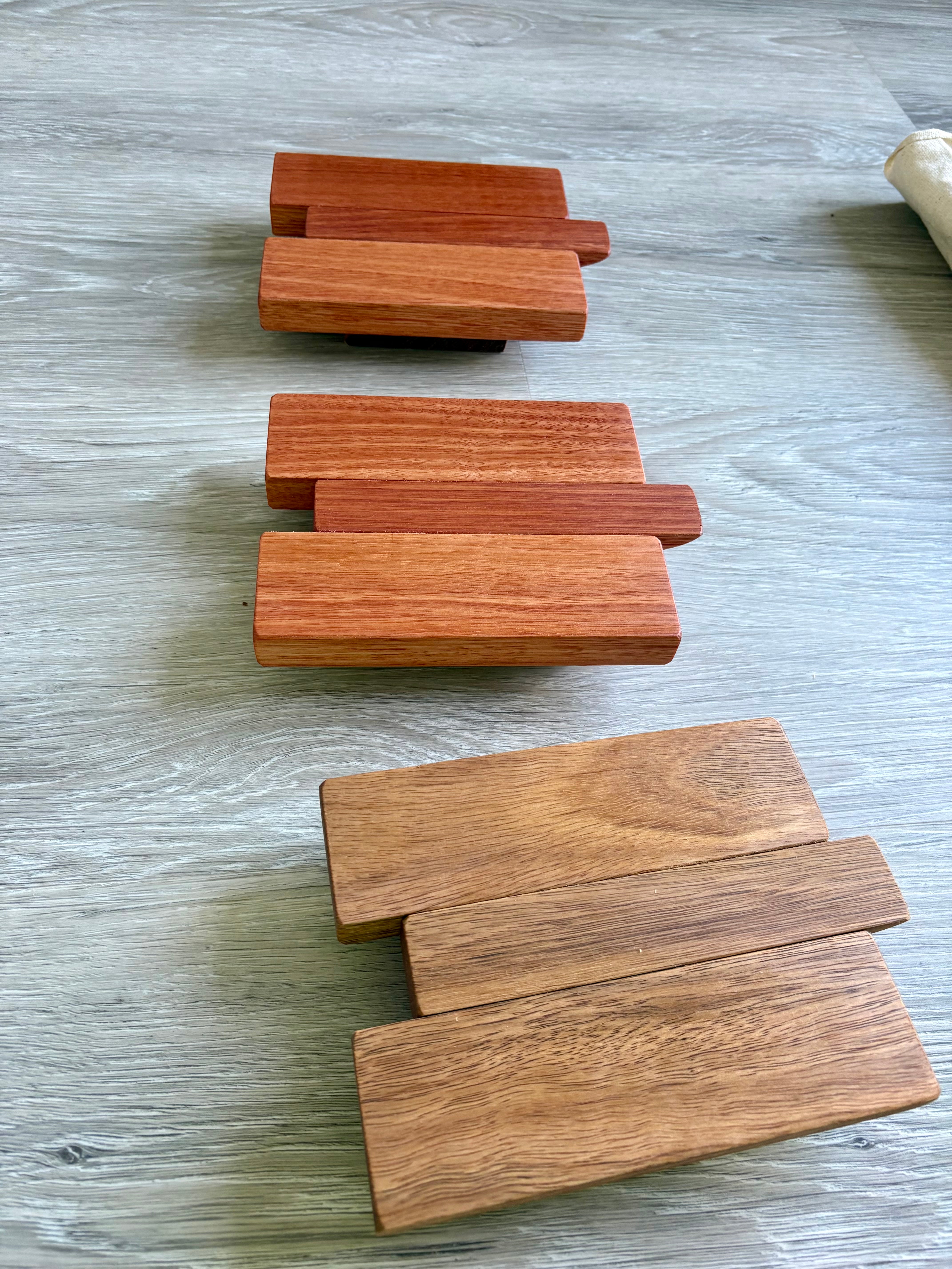 Single piano style coatrack