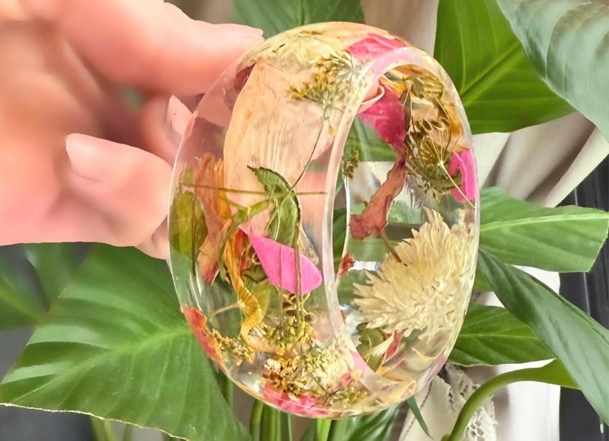 Handmade Pressed Flower Resin Bangle – Unique Botanical Jewellery 🌸
