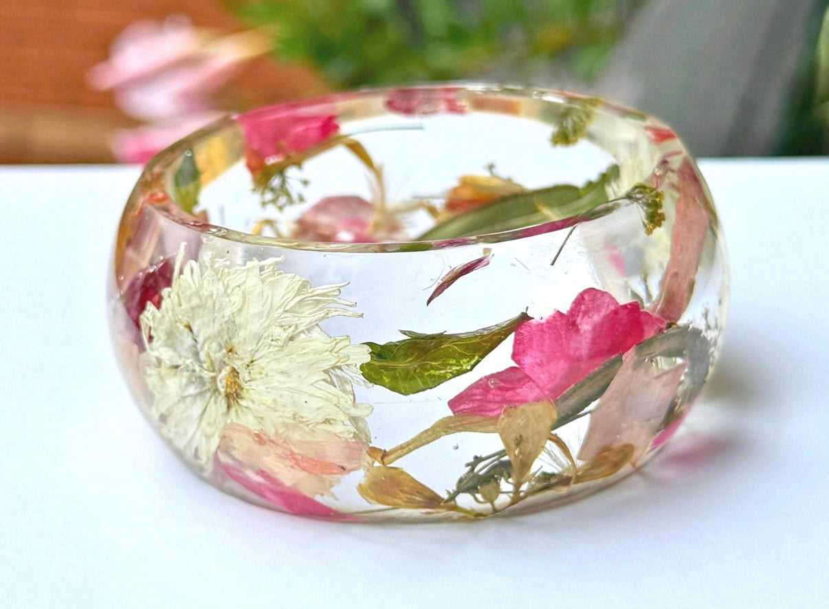 Handmade Pressed Flower Resin Bangle – Unique Botanical Jewellery 🌸