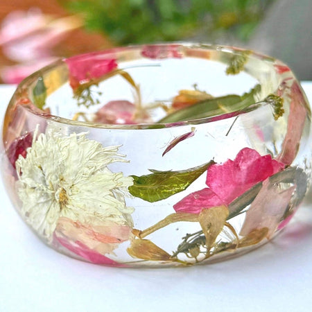 Handmade Pressed Flower Resin Bangle – Unique Botanical Jewellery 🌸
