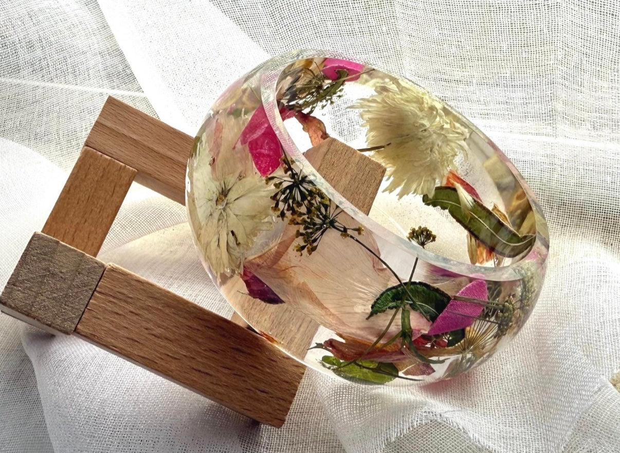 Handmade Pressed Flower Resin Bangle – Unique Botanical Jewellery 🌸