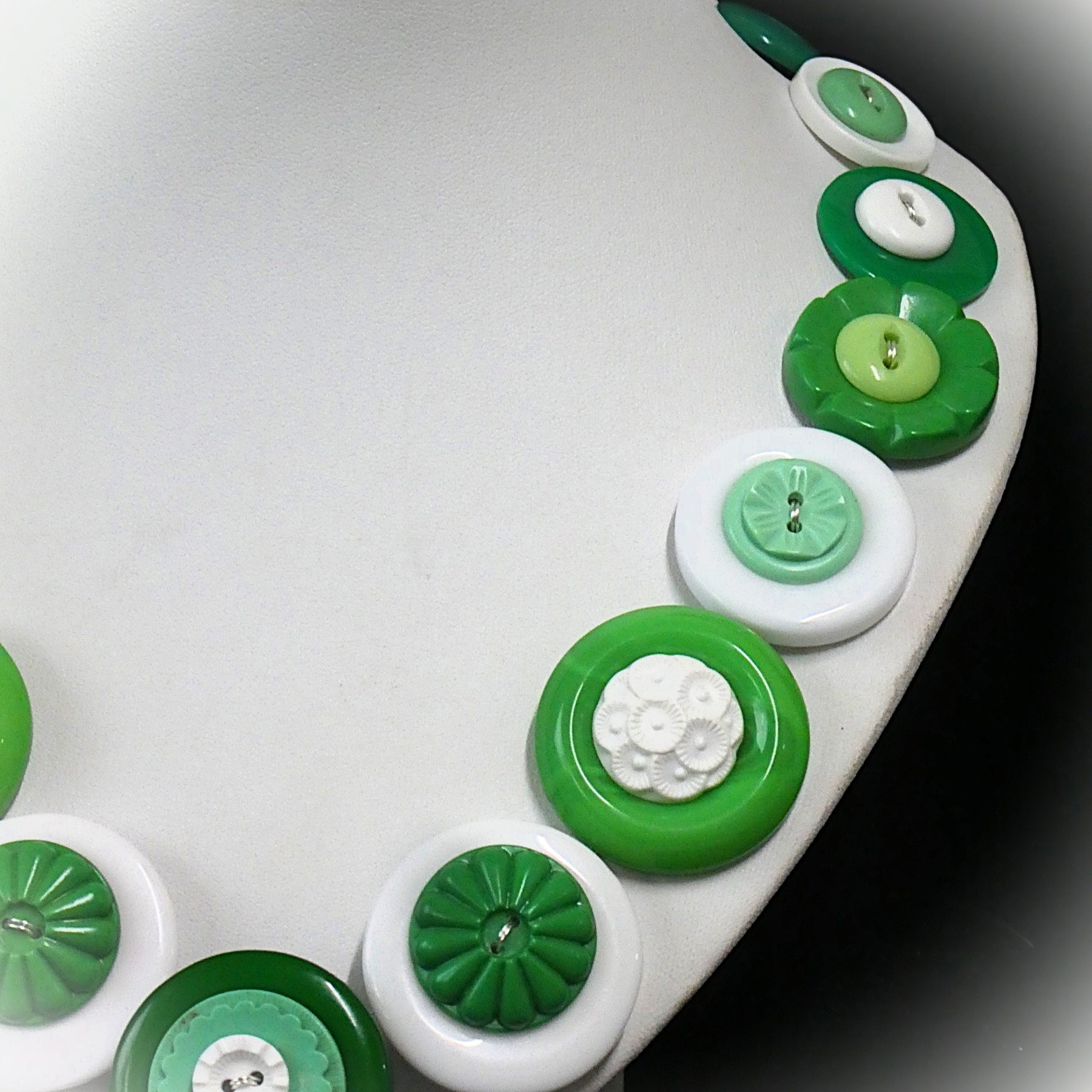 Button necklace - Green flowers