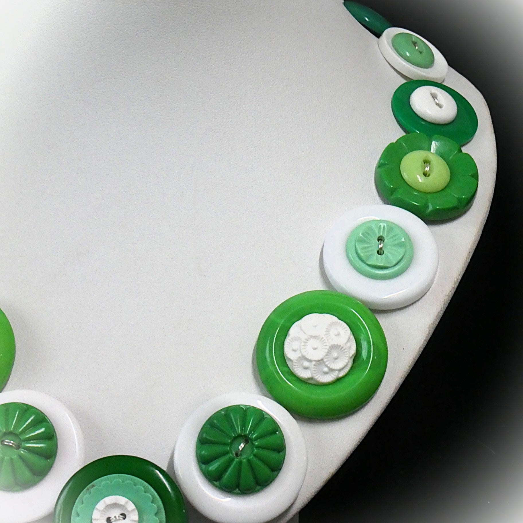 Button necklace - Green flowers