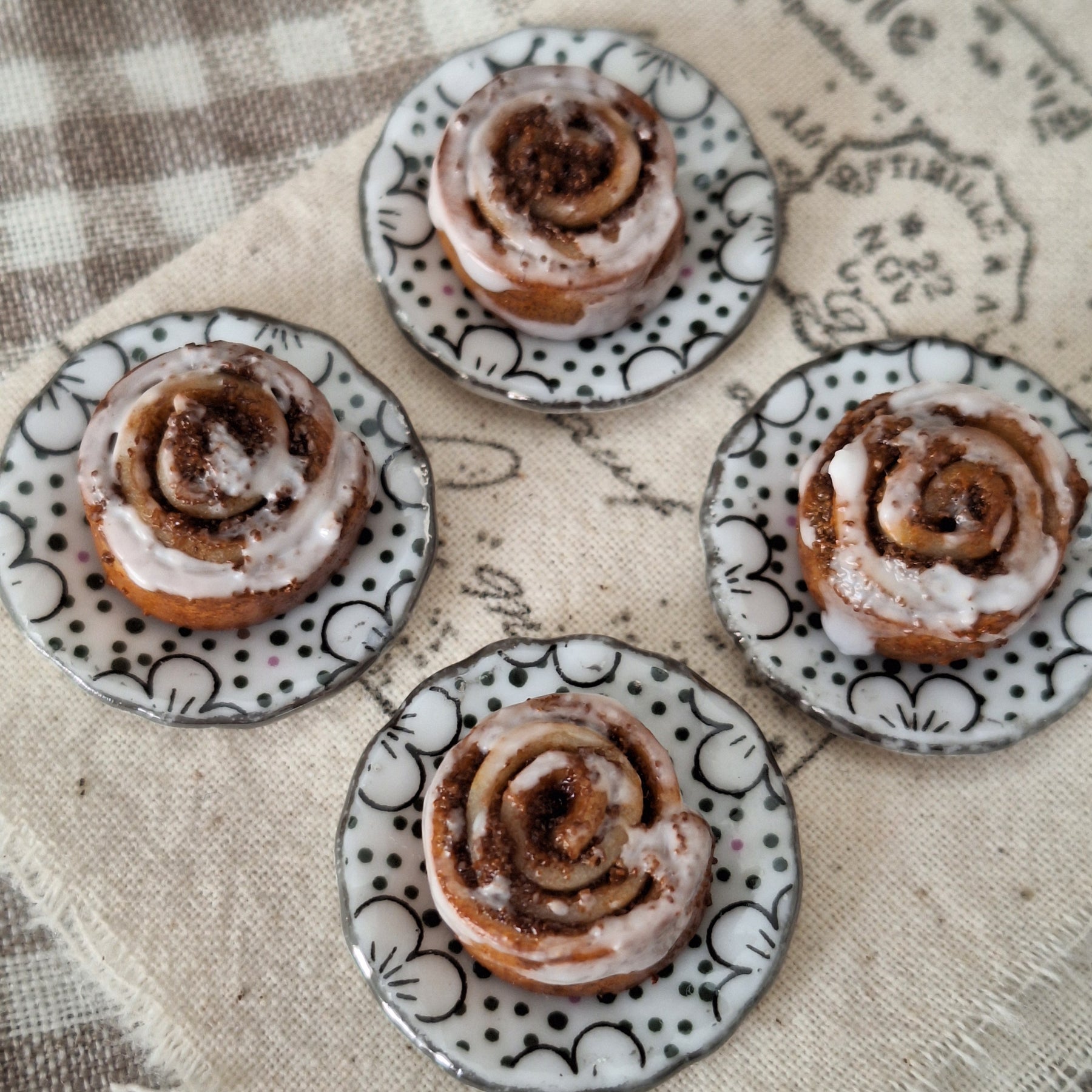 CINNAMON SCROLL with plate - 1:6 scale - MINIATURE NON EDIBLE