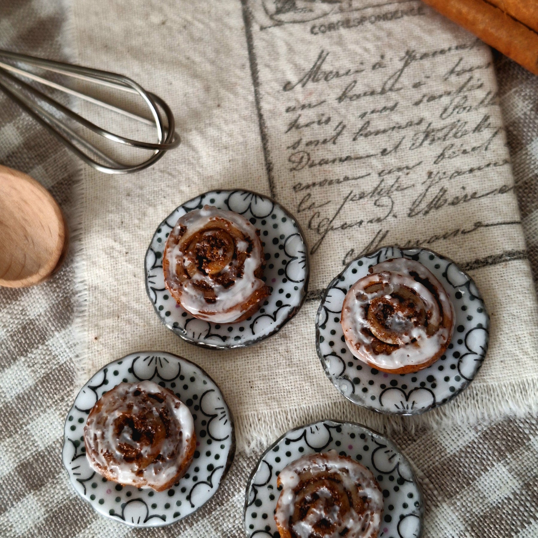 CINNAMON SCROLL with plate - 1:6 scale - MINIATURE NON EDIBLE