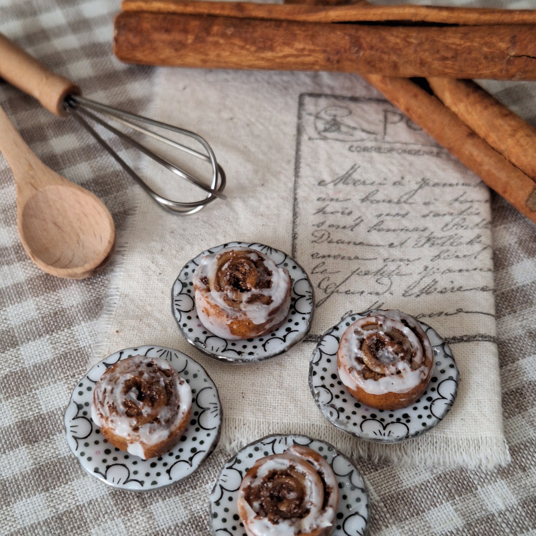 CINNAMON SCROLL with plate - 1:6 scale - MINIATURE NON EDIBLE