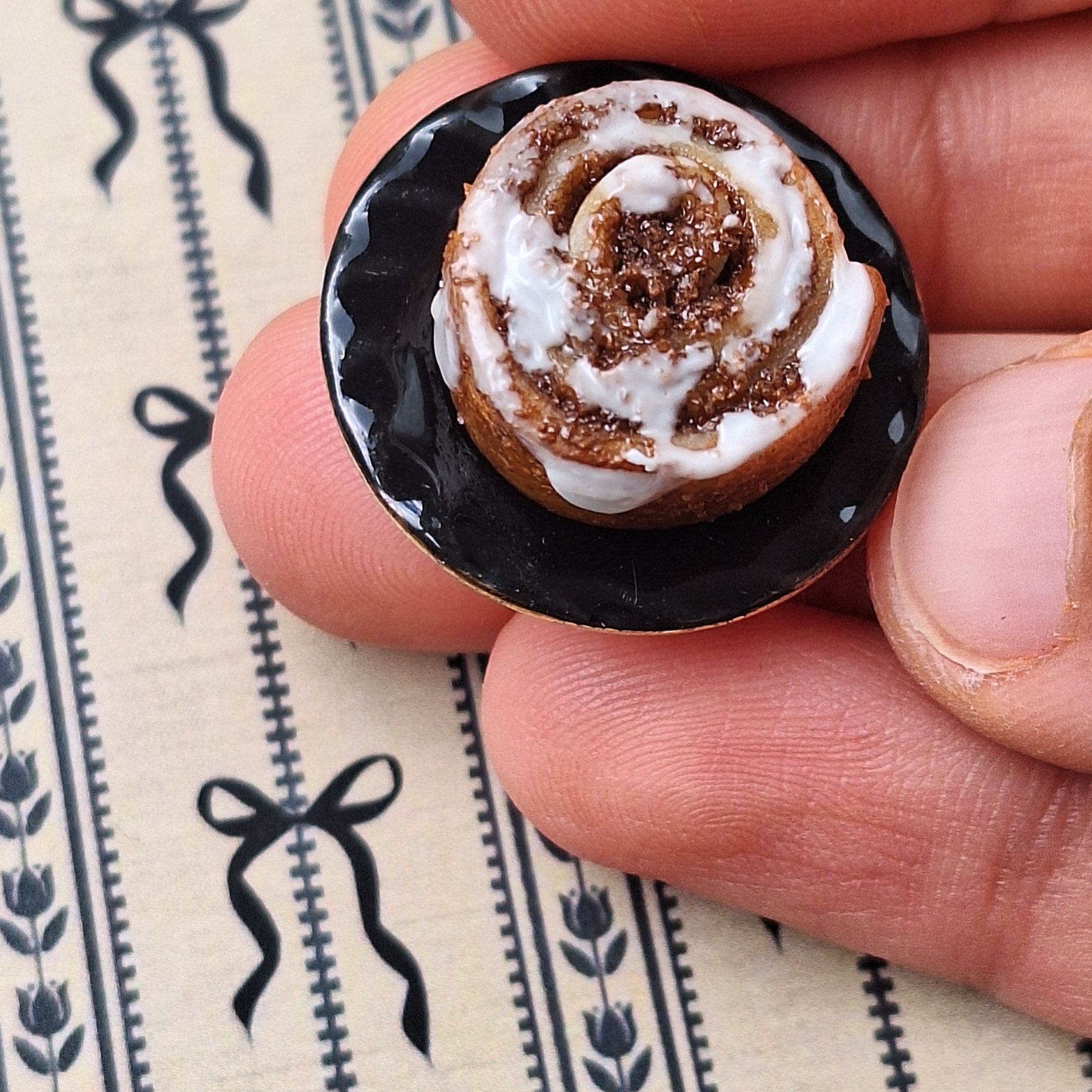 CINNAMON SCROLL with plate - 1:6 scale - MINIATURE NON EDIBLE