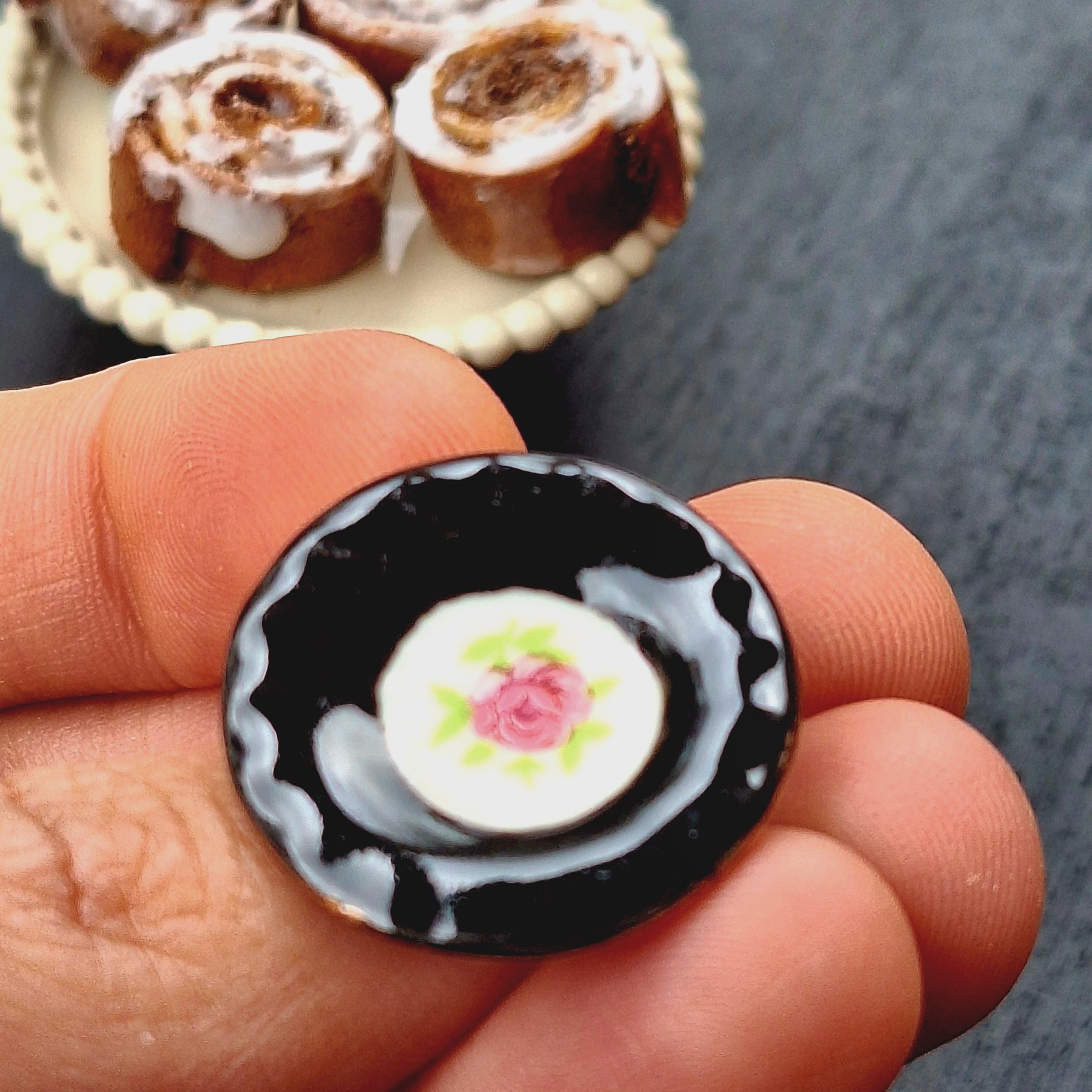 CINNAMON SCROLL with plate - 1:6 scale - MINIATURE NON EDIBLE