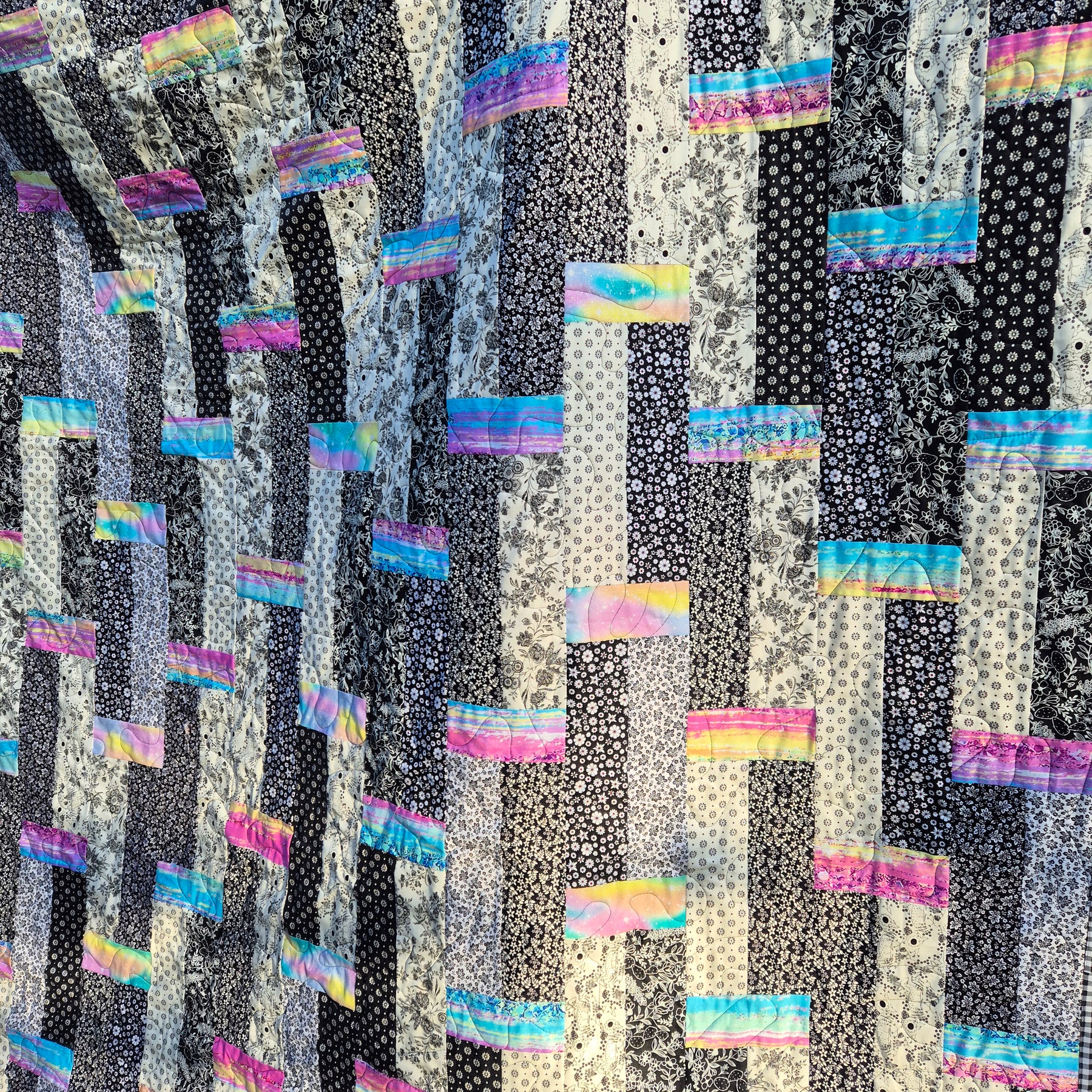 Black and white colour pop queen size quilt