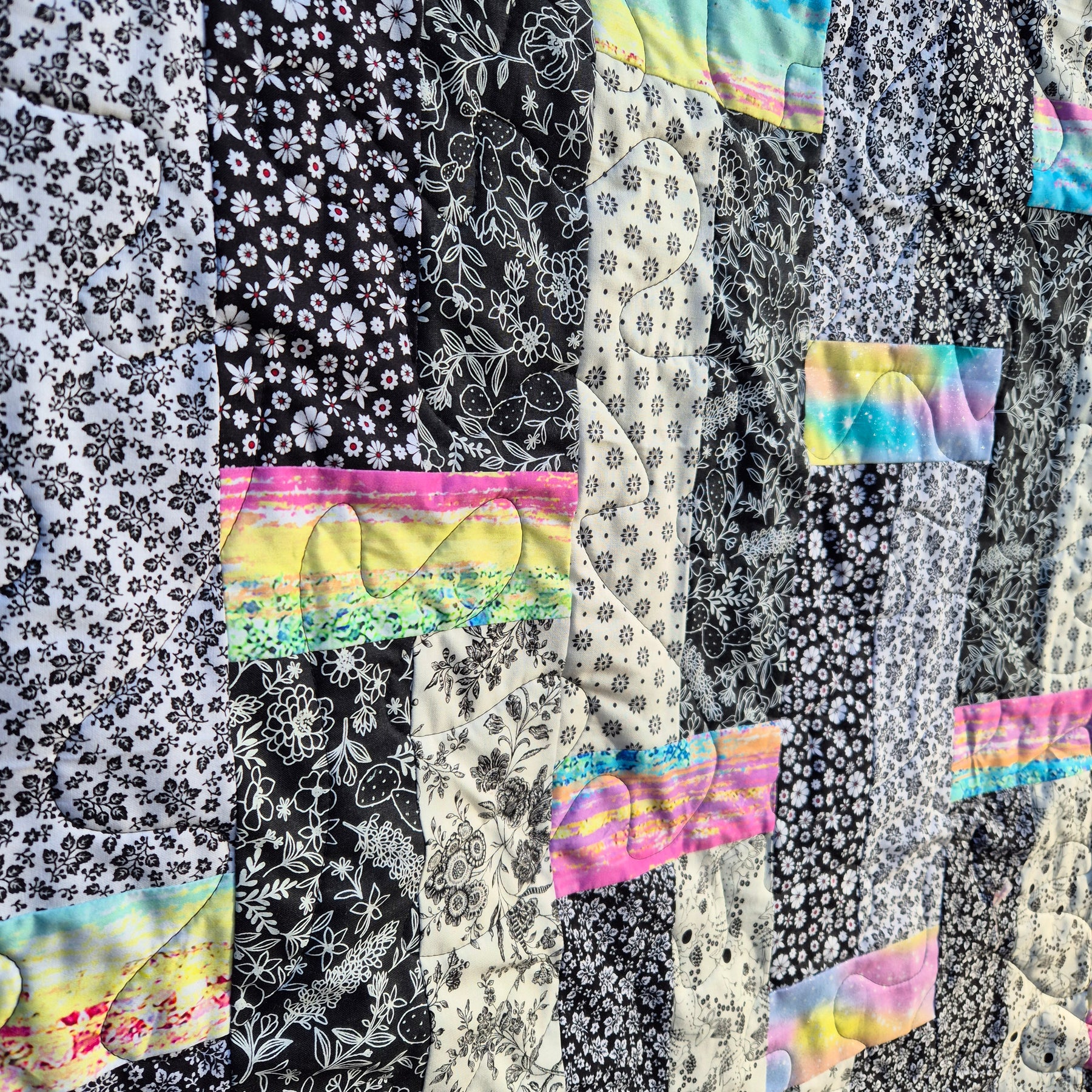 Black and white colour pop queen size quilt