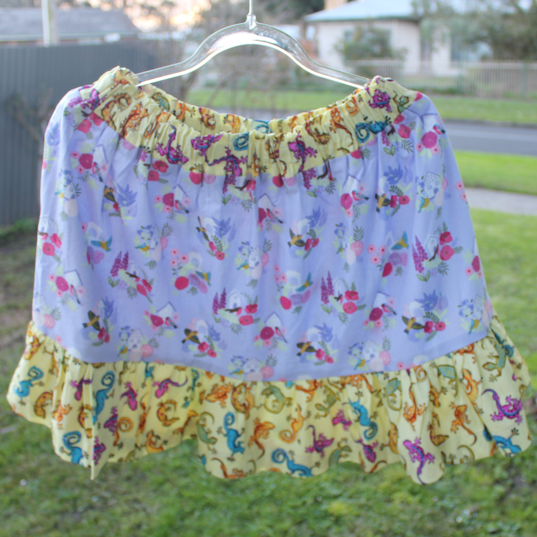 Womens Size Small. Short Skirt, Lizards/Country Floral.