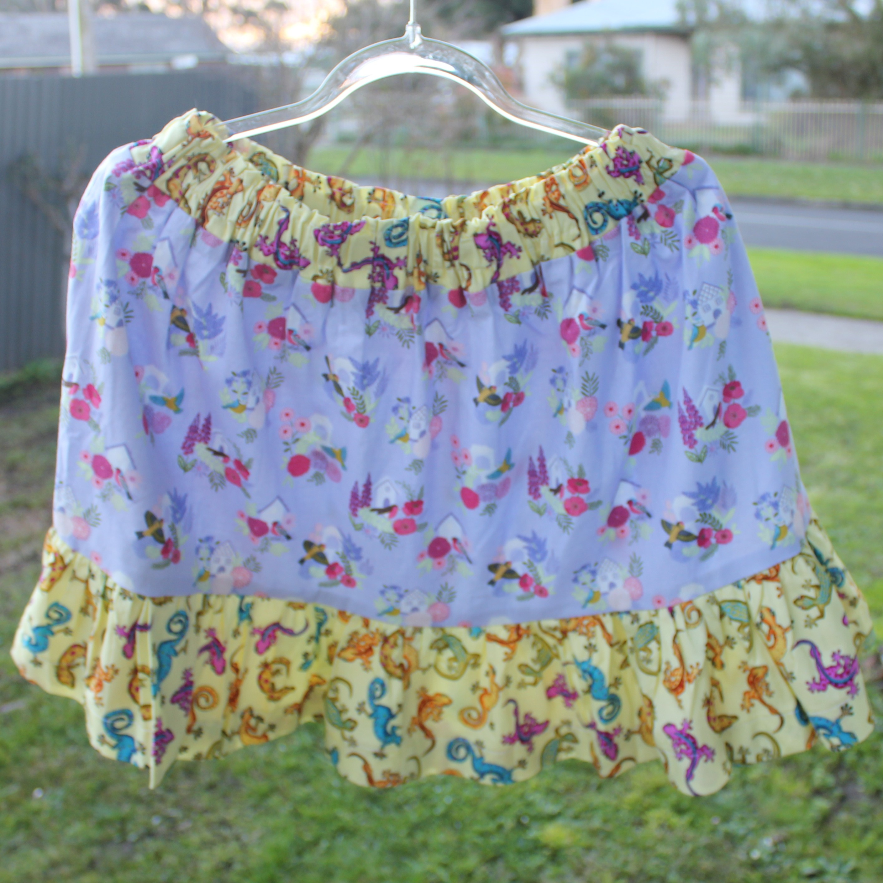 Womens Size Small. Short Skirt, Lizards/Country Floral.