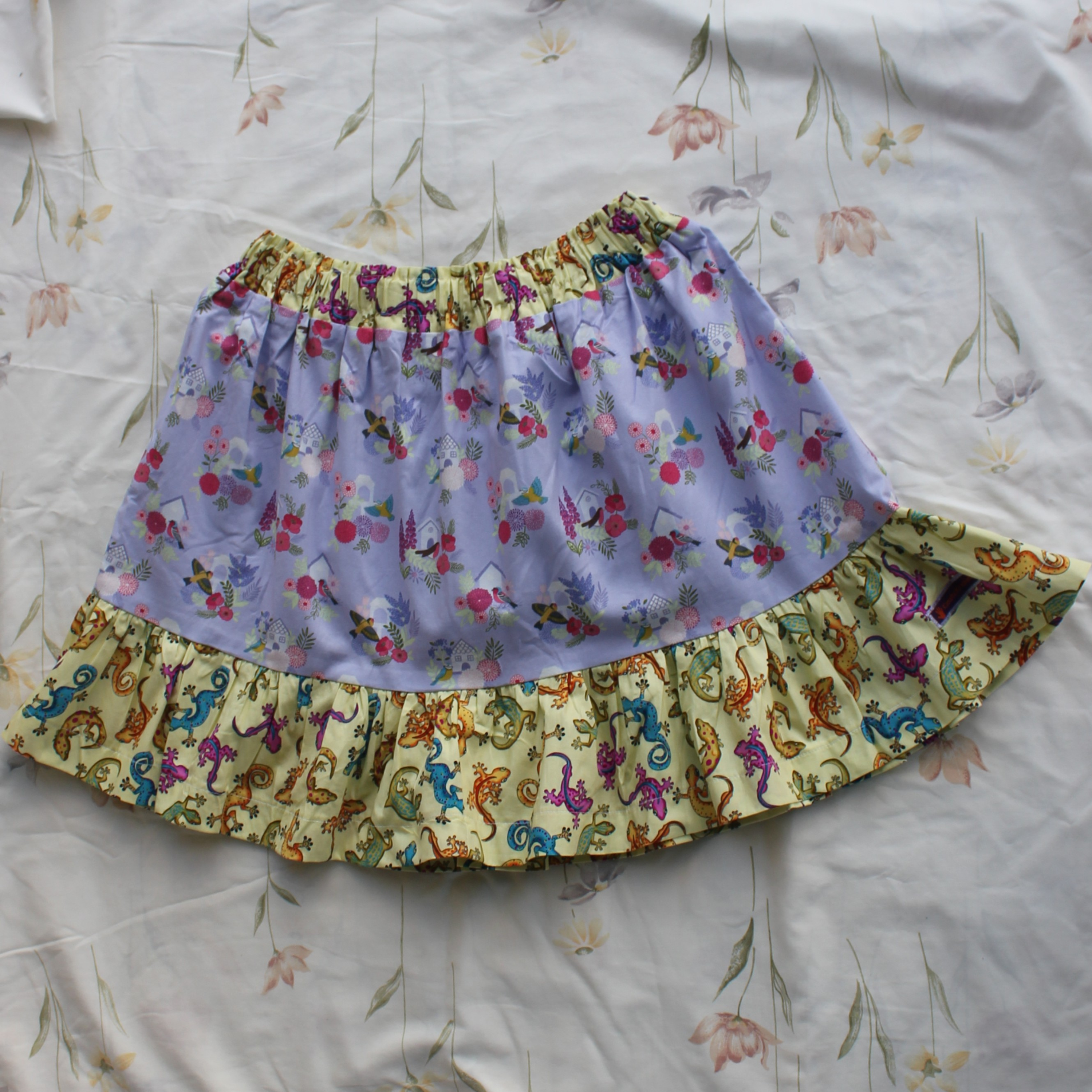 Womens Size Small. Short Skirt, Lizards/Country Floral.