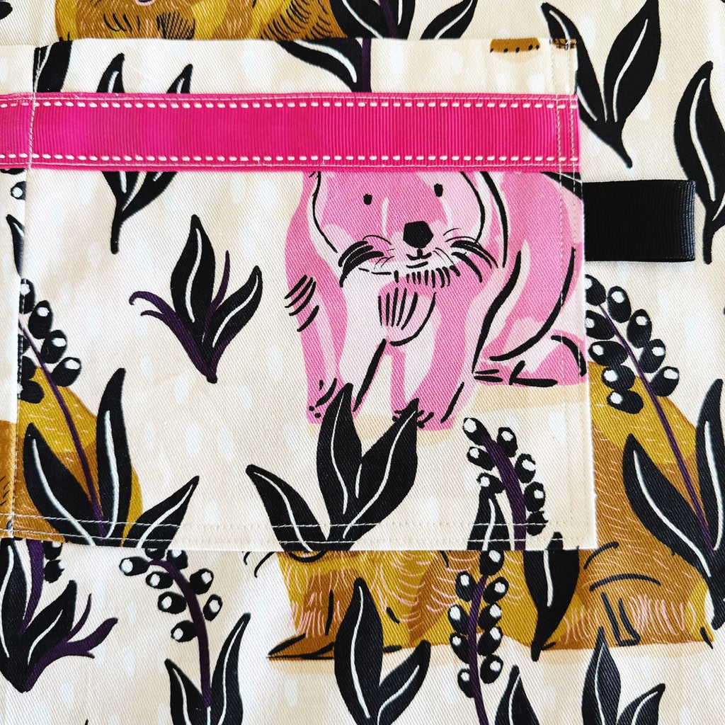 Wombats Japanese style cross back kitchen apron. Crafting, gardening, no ties apron.